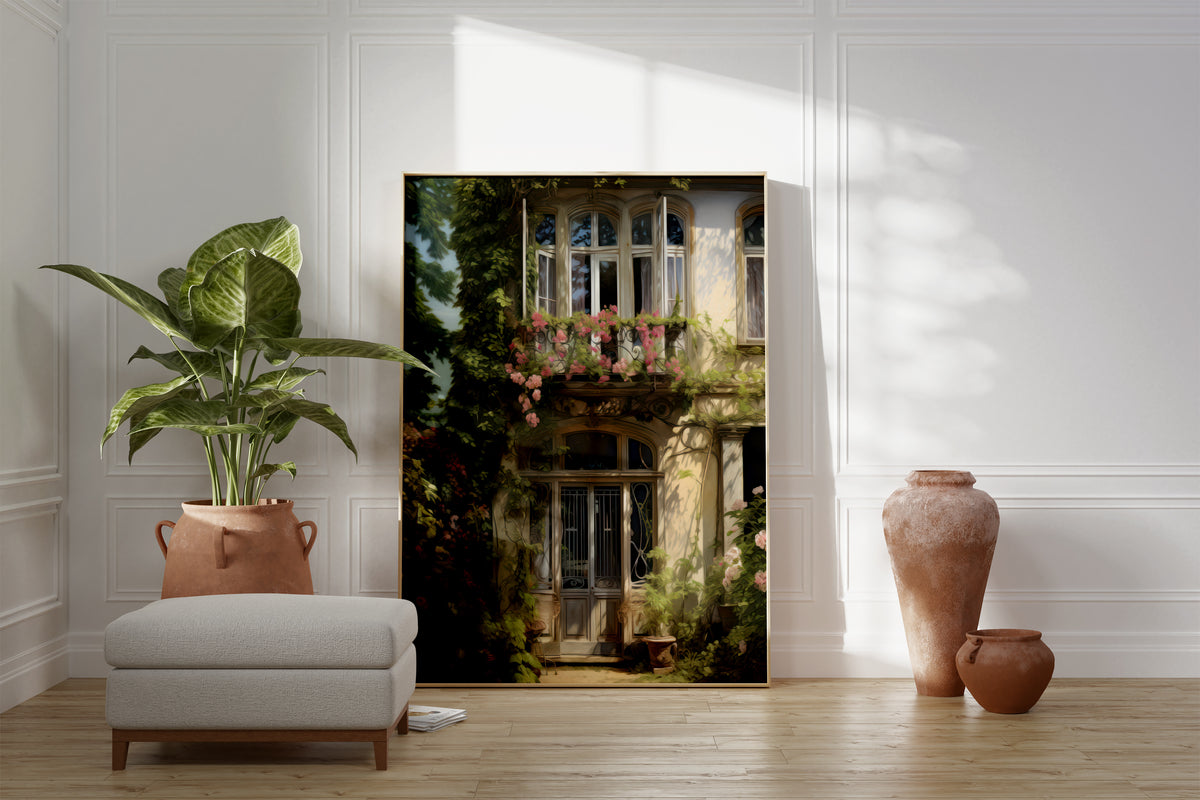 Großes gerahmtes Poster an einer hellen Wohnzimmerwand neben Sessel, Pflanze und Vase. Motiv: Romantische Hausfassade mit rosa Rosen am Balkon.