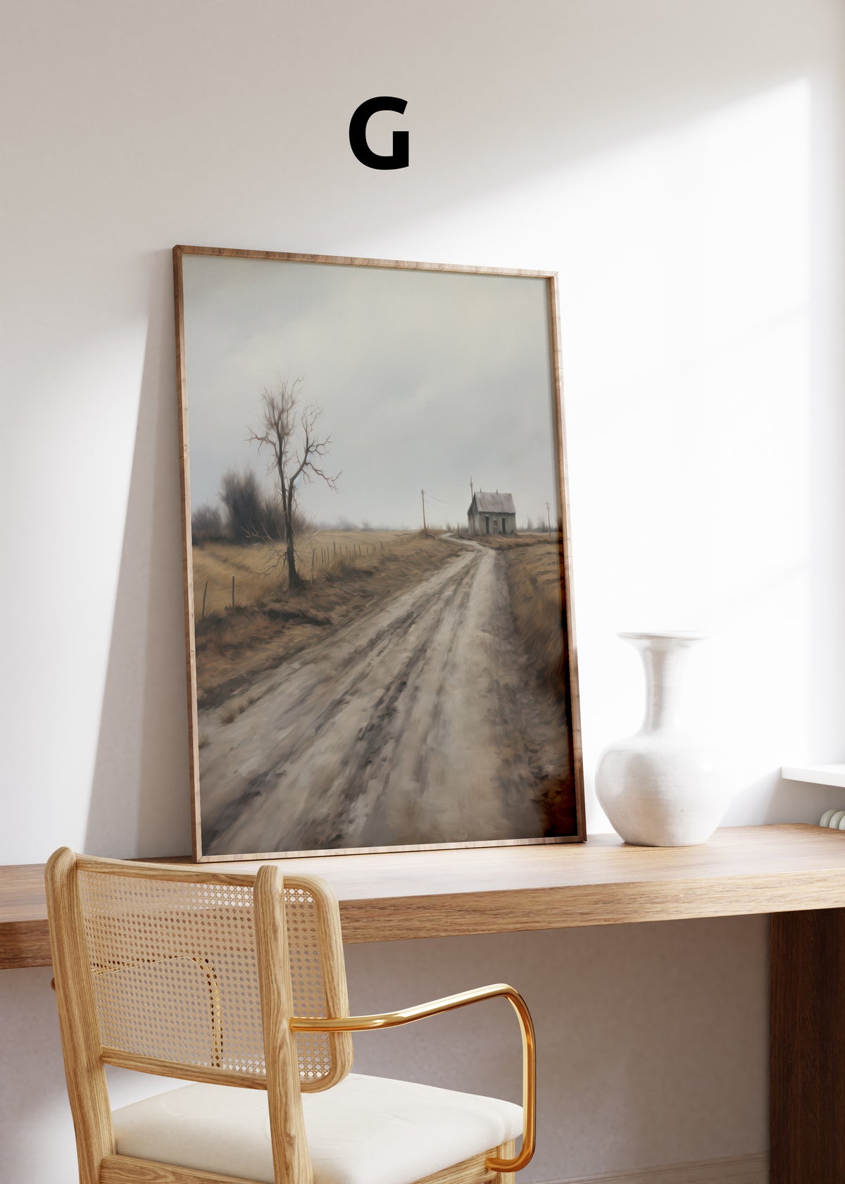 Postermotiv G: Ländlicher Weg zu einem einsamen Haus unter grauem Himmel. Im Holzrahmen auf einem Schreibtisch.