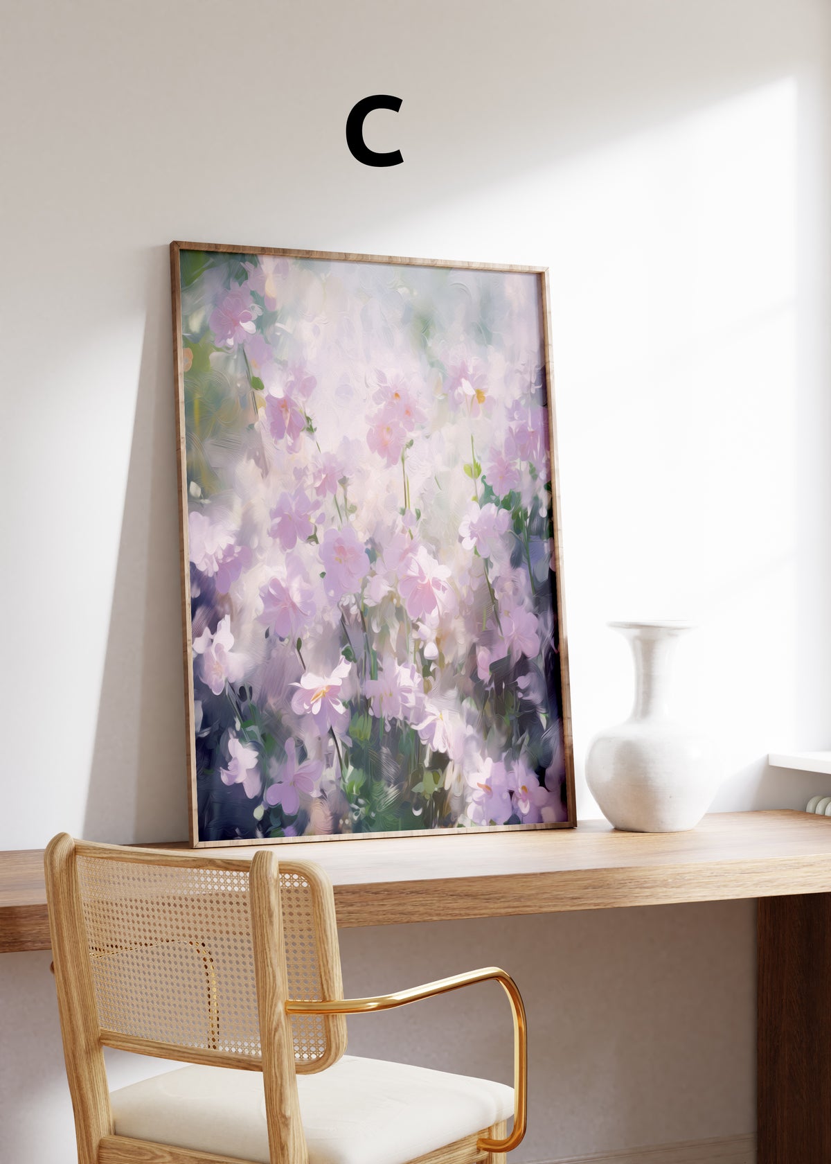 Postermotiv C: Zarte lila und weiße Blüten in einer weichen Pastellmalerei. Im Holzrahmen auf einem Schreibtisch.
