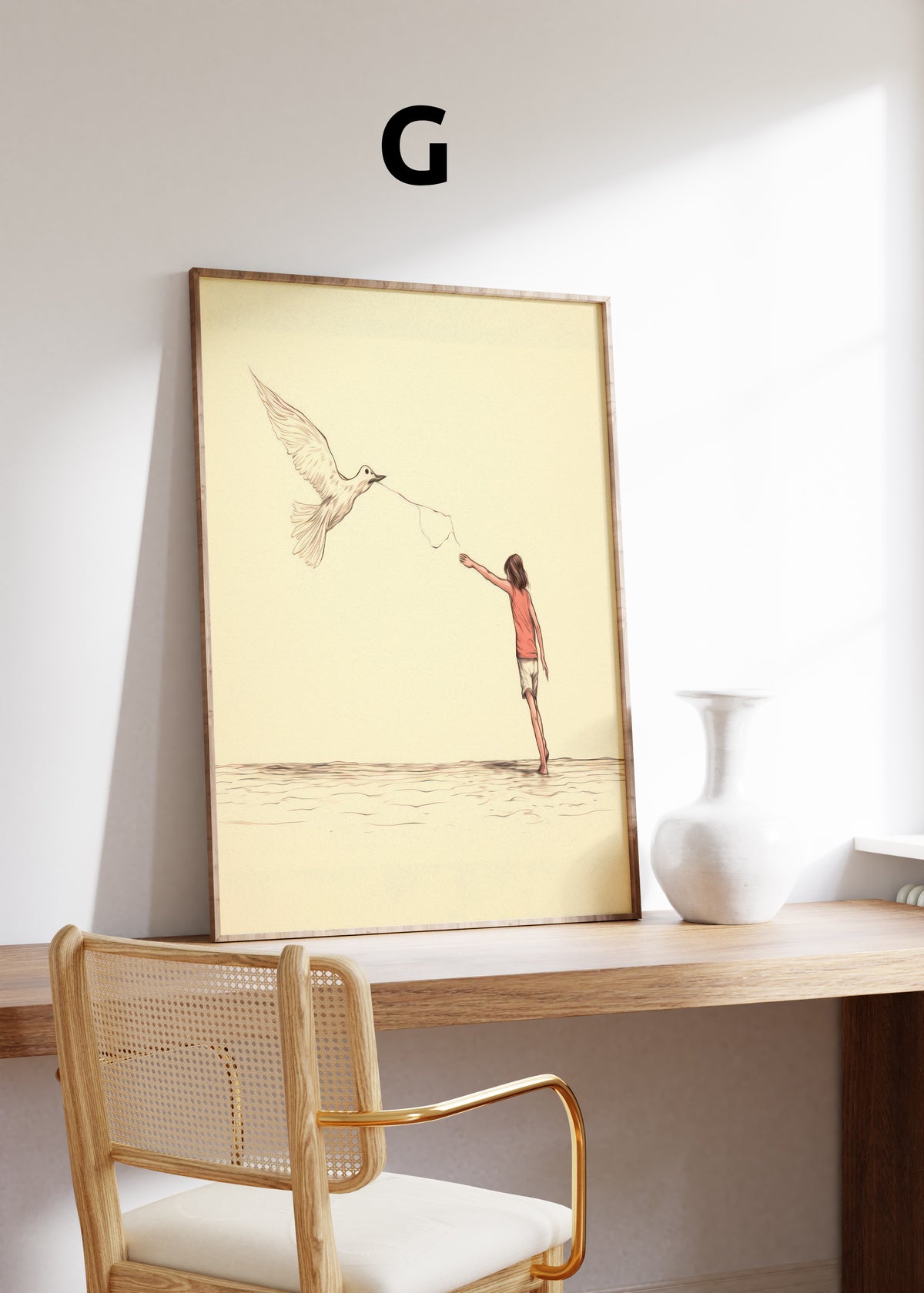 Postermotiv G: Zarte Zeichnung eines Mädchens mit einem großen fliegenden Vogel vor cremefarbenem Hintergrund. Im Holzrahmen auf einem Schreibtisch.