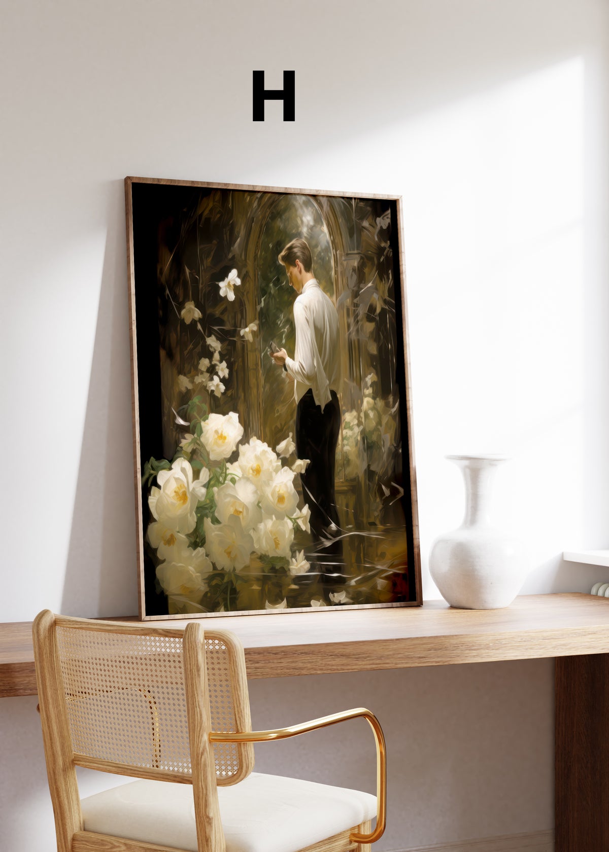 Postermotiv H: Ein Mann im weißen Hemd neben weißen Rosen vor einem dunklen Spiegel. Im Holzrahmen auf einem Schreibtisch.