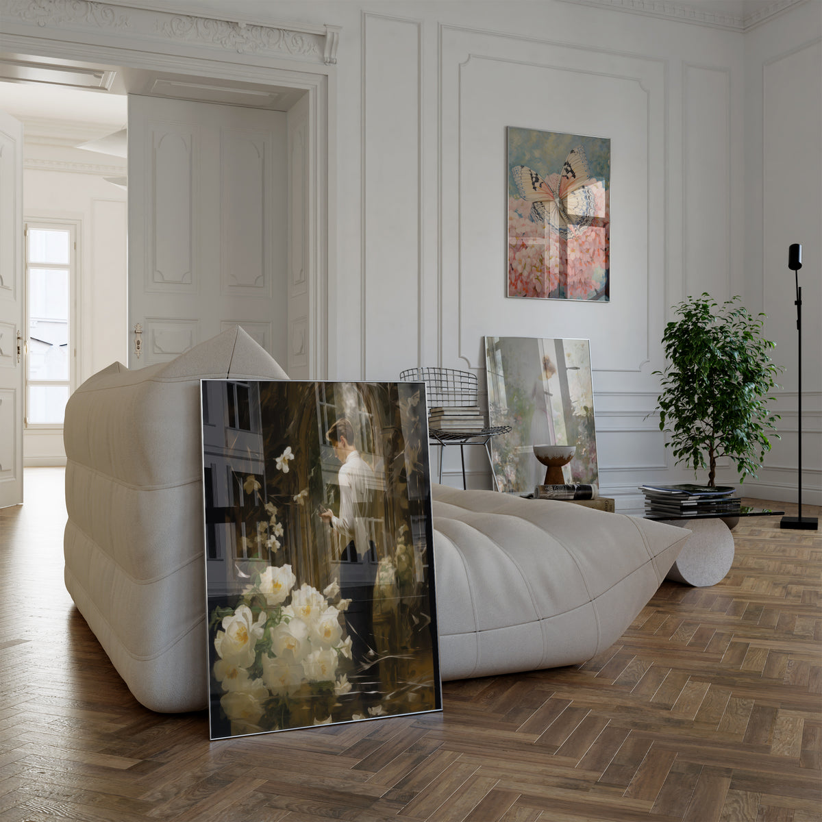 Poster in einem hellen Wohnzimmer mit weißem Sofa. Motive: Ein Mann im weißen Hemd neben weißen Rosen vor einem dunklen Spiegel; Heller Schmetterling mit feiner Flügelzeichnung auf rosa Blüten; Eine Frau im hellen Kleid in einem pastellfarbenen Rosengarten.