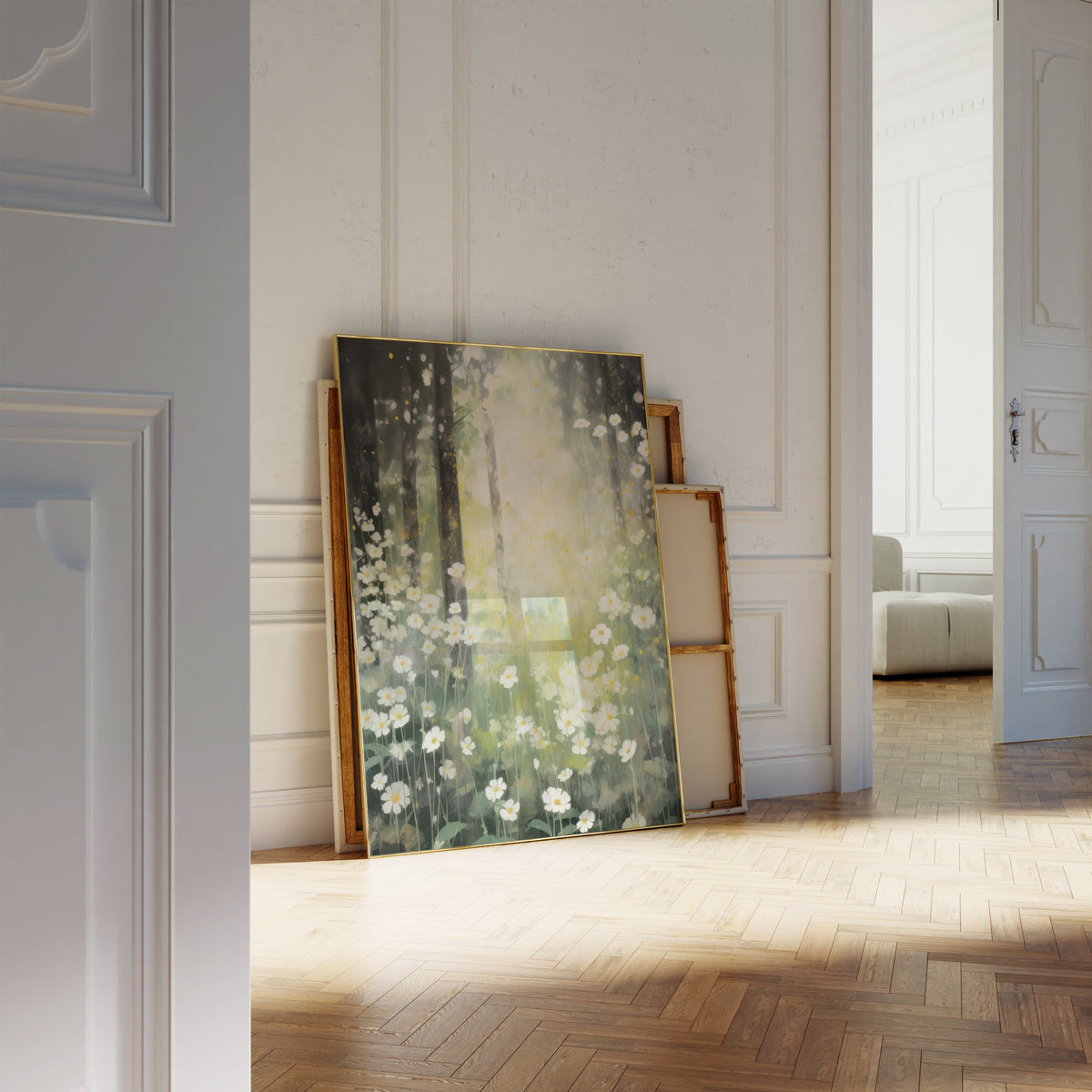 Gerahmtes Poster neben einer großen weißen Vase an einer Wand mit Zierleisten. Motiv: Weiße Margeriten in einem sonnendurchfluteten Wald.