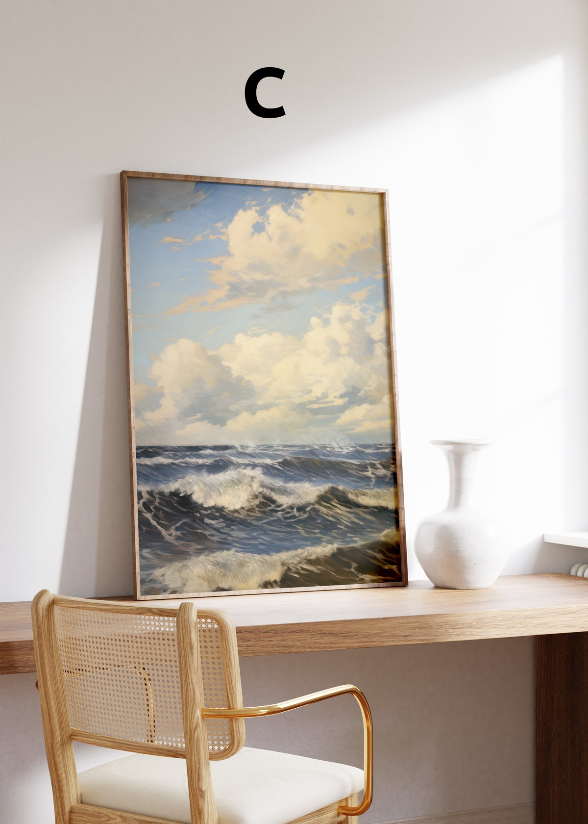 Postermotiv C: Dunkelblaue Meereswellen unter einem Himmel mit goldenen Wolken. Im Holzrahmen auf einem Schreibtisch.