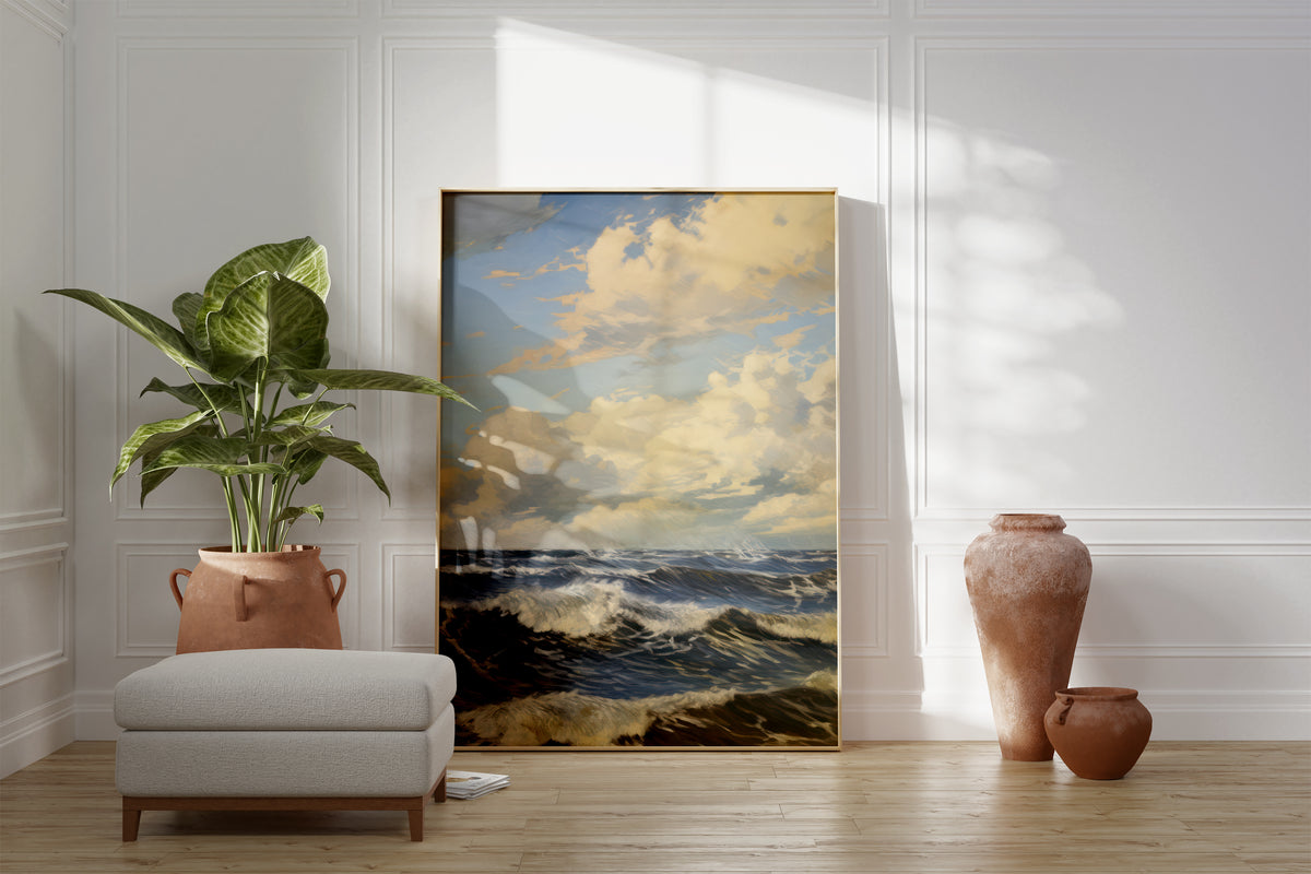 Großes gerahmtes Poster an einer hellen Wohnzimmerwand neben Sessel, Pflanze und Vase. Motiv: Dunkelblaue Meereswellen unter einem Himmel mit goldenen Wolken.