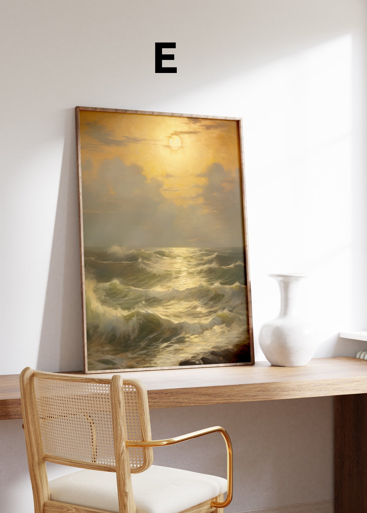 Postermotiv E: Meereswellen im goldenen Licht der tief stehenden Sonne. Im Holzrahmen auf einem Schreibtisch.