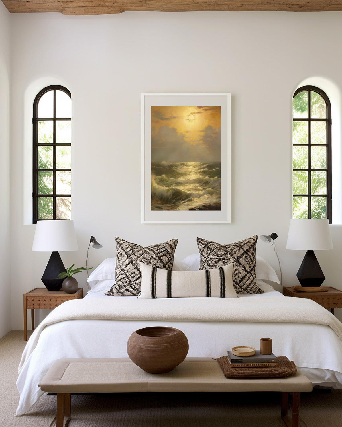 Gerahmtes Poster über einem Bett im hellen Schlafzimmer. Motiv: Meereswellen im goldenen Licht der tief stehenden Sonne.