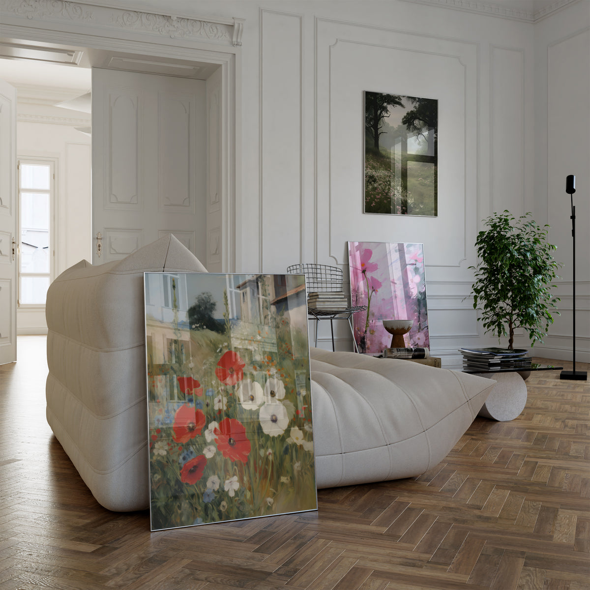 Poster in einem hellen Wohnzimmer mit weißem Sofa. Motive: Rote und weiße Mohnblumen auf einer Wiese neben einem Landhaus; Nebelverhangene Waldlichtung mit kleinen rosa und weißen Blüten; Rosa Blüten in einer schwungvoll gemalten Pastellkomposition.