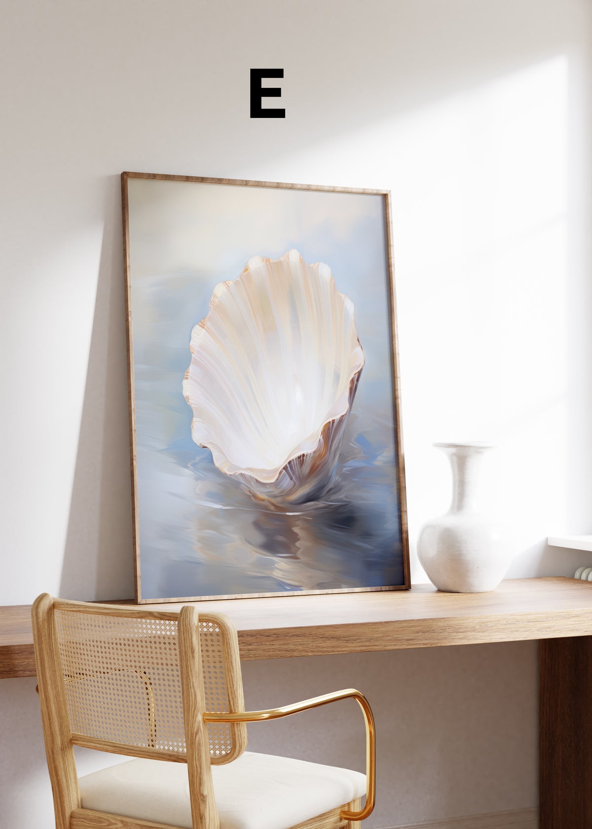 Postermotiv E: Helle Muschelschale mit schimmernden Rillen auf blauem Wasser. Im Holzrahmen auf einem Schreibtisch.