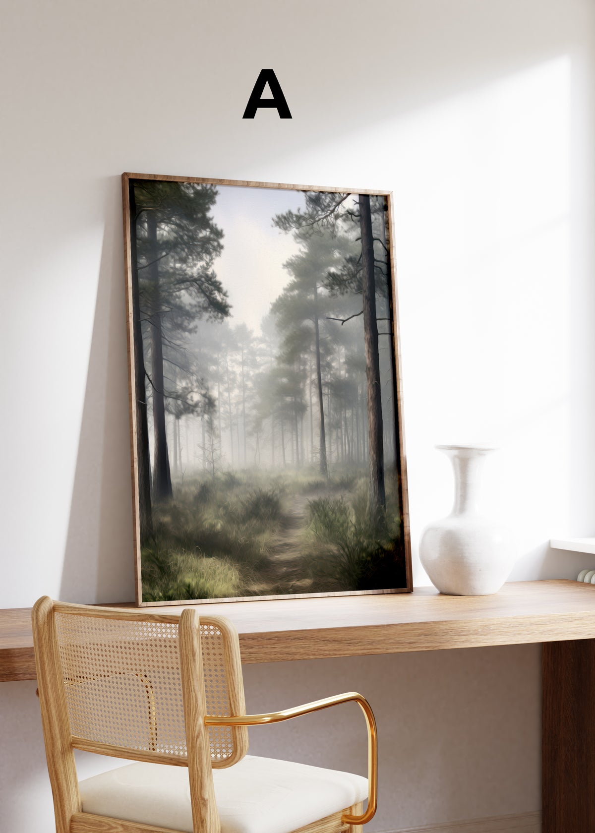 Postermotiv A: Hohe Kiefern an einem stillen Waldweg im Nebel. Im Holzrahmen auf einem Schreibtisch.