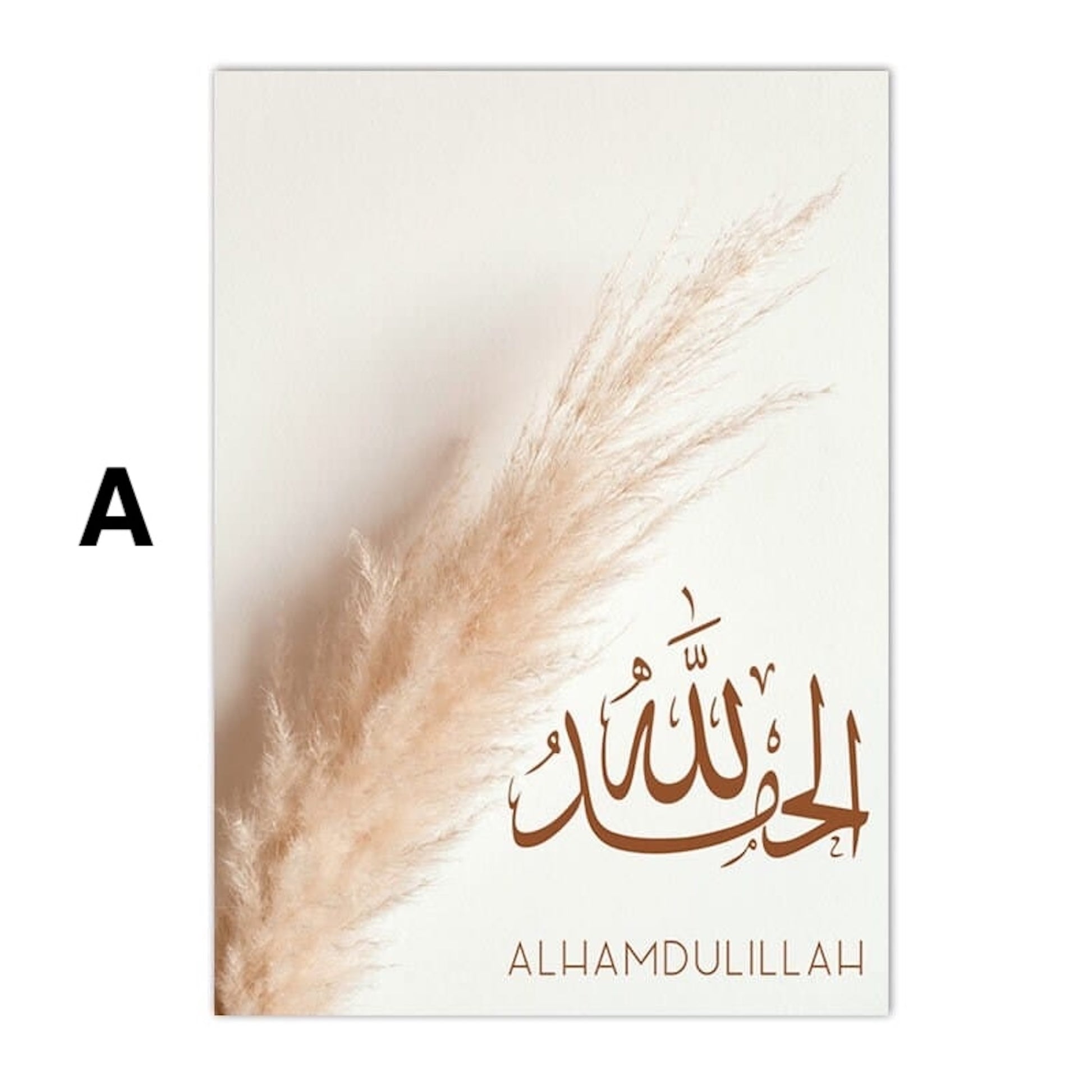 Poster mit zartem Pampasgras und kalligrafischem Schriftzug "Alhamdulillah" in elegantem Braunton auf hellem Hintergrund, minimalistisches Wohn- und Schlafzimmerdekor.