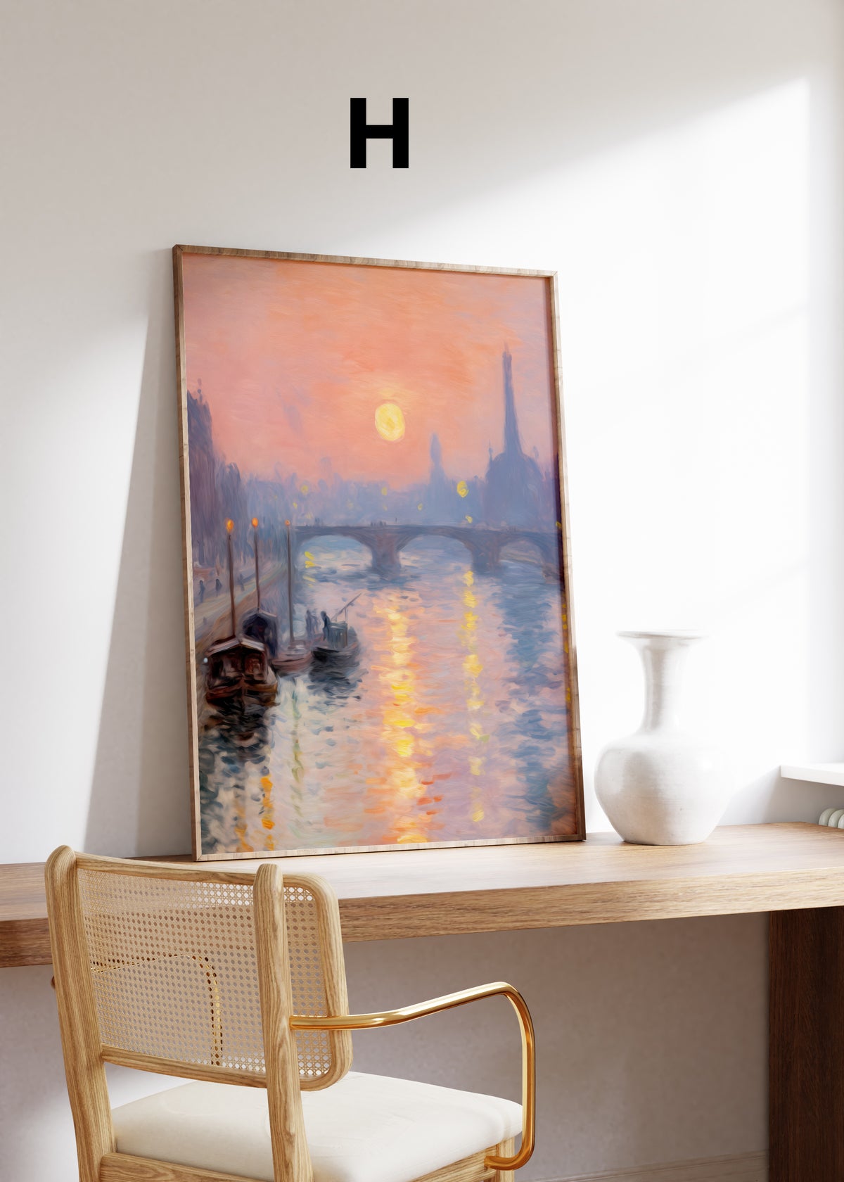 Postermotiv H: Pariser Flusslandschaft mit Brücke und Eiffelturm im rosa Abendlicht. Im Holzrahmen auf einem Schreibtisch.