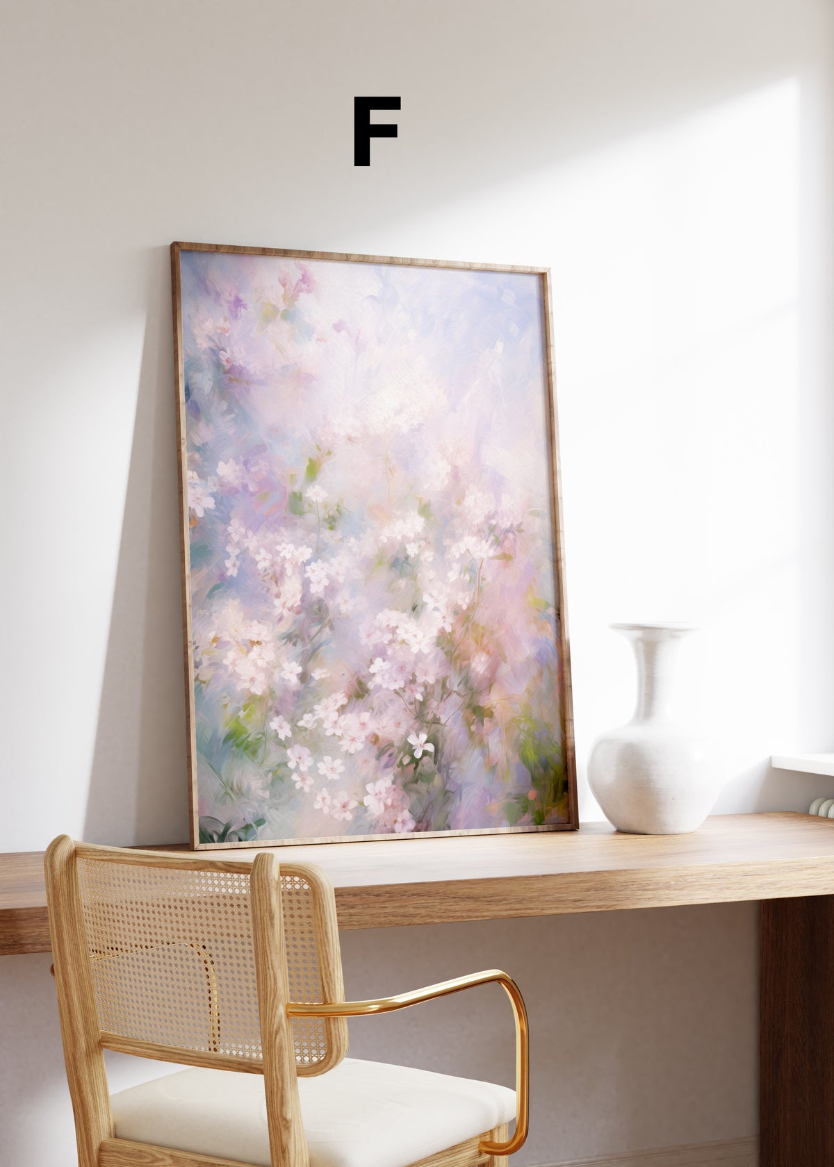 Postermotiv F: Zarte rosa und lila Blüten in einer verträumten Pastelllandschaft. Im Holzrahmen auf einem Schreibtisch.