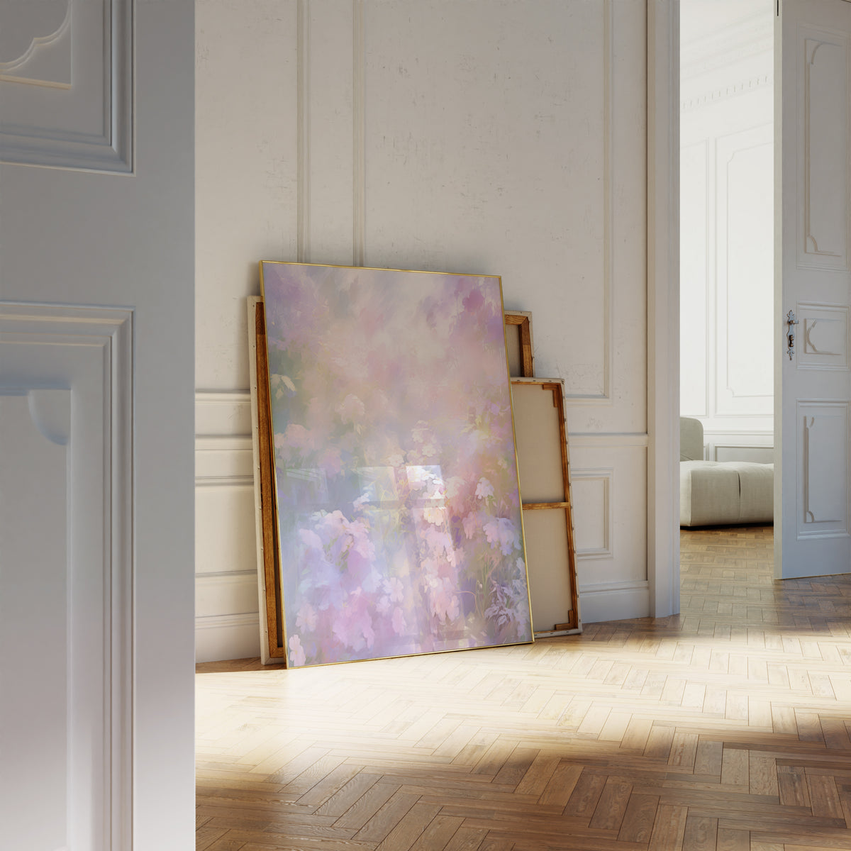 Gerahmtes Poster mit rosa und lila Pastellblüten neben einer großen weißen Vase vor einer Wand mit Zierleisten.
