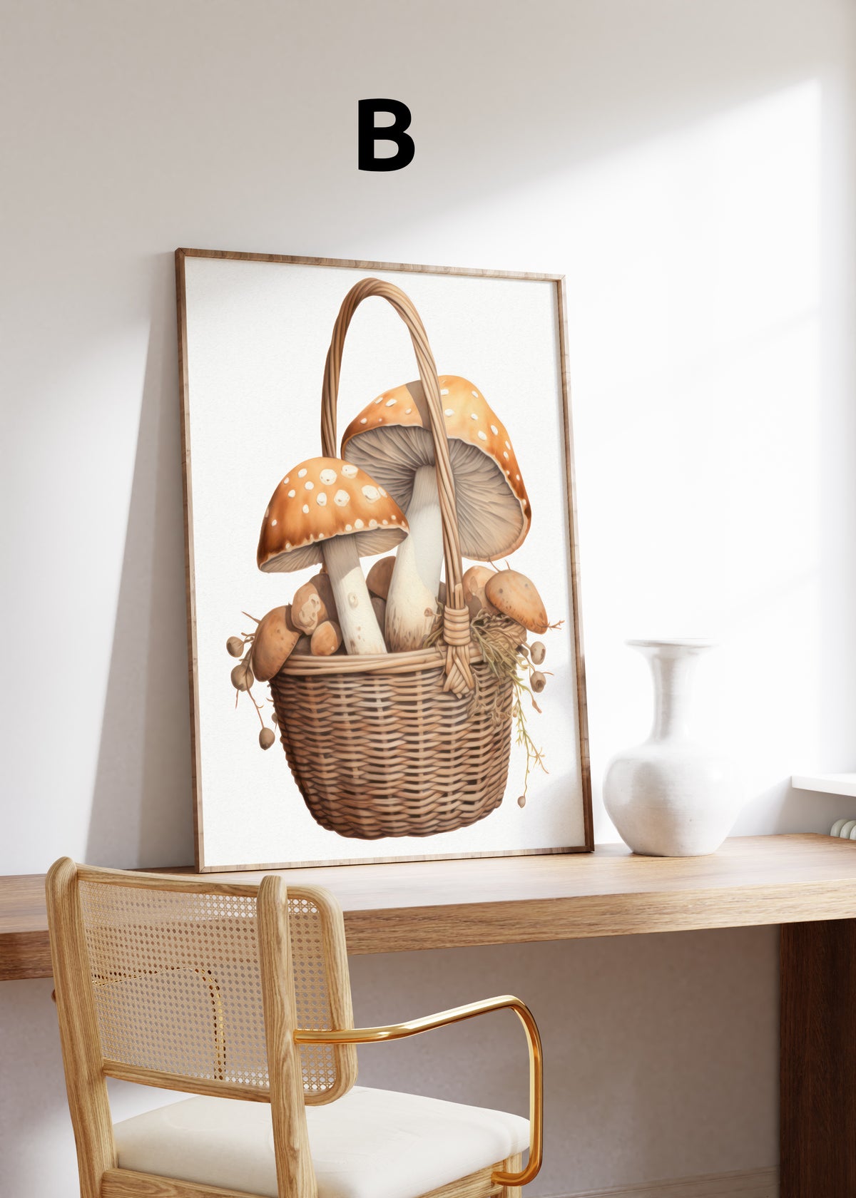 Postermotiv B: Illustration eines Weidenkorbs mit großen Pilzen und kleinen Waldfrüchten. Im Holzrahmen auf einem Schreibtisch.
