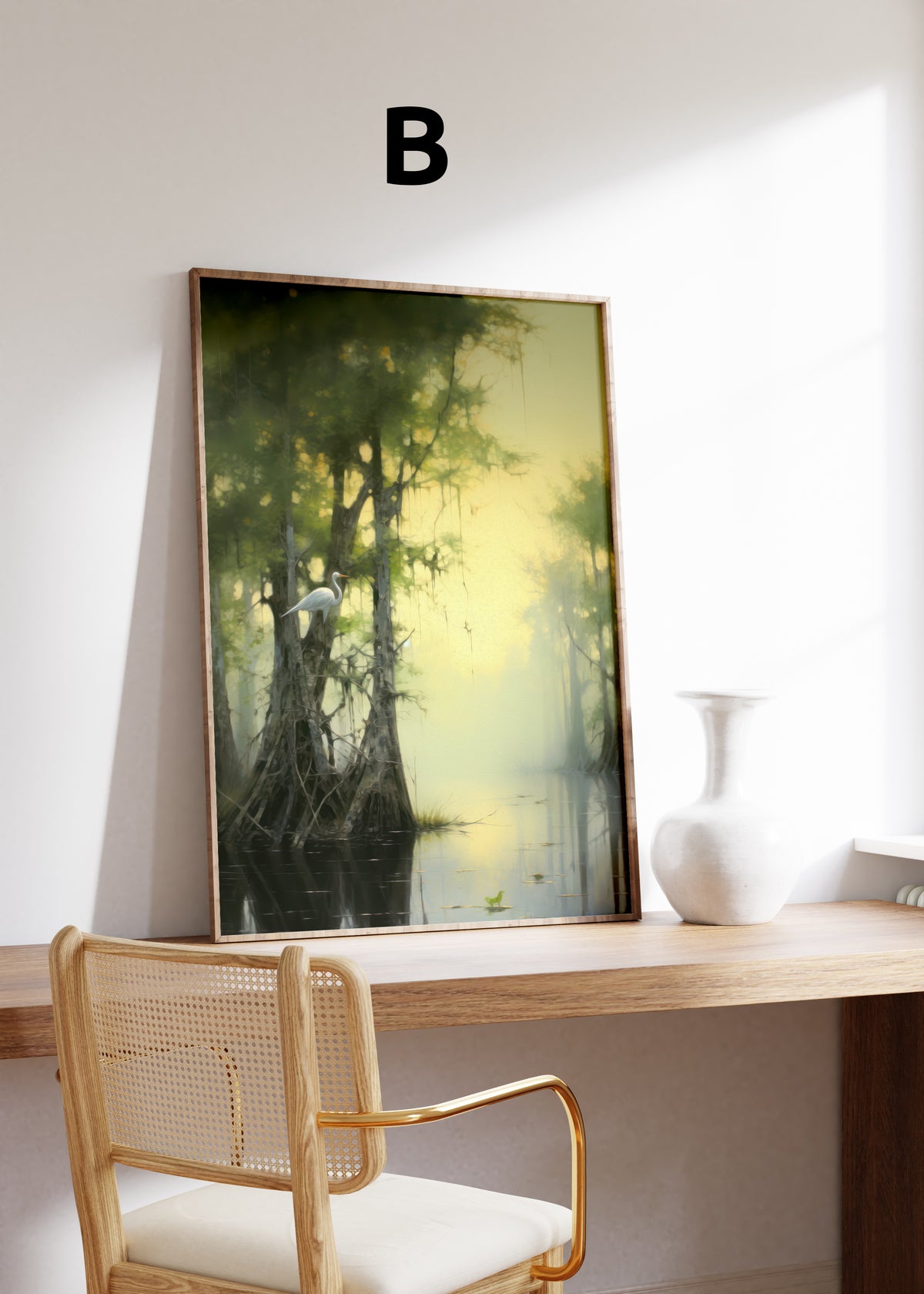 Postermotiv B: Weißer Vogel zwischen Bäumen an einem nebligen Gewässer. Im Holzrahmen auf einem Schreibtisch.