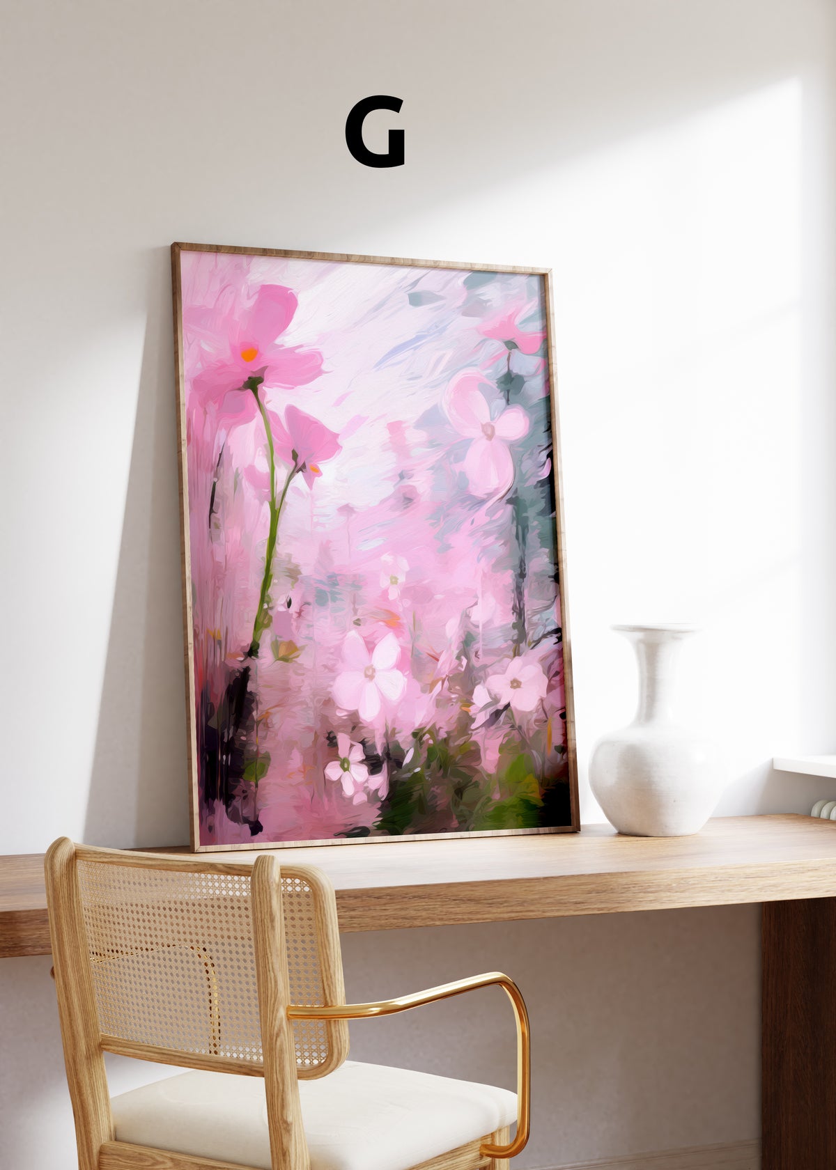 Postermotiv G: Rosa Blüten in einer schwungvoll gemalten Pastellkomposition. Im Holzrahmen auf einem Schreibtisch.