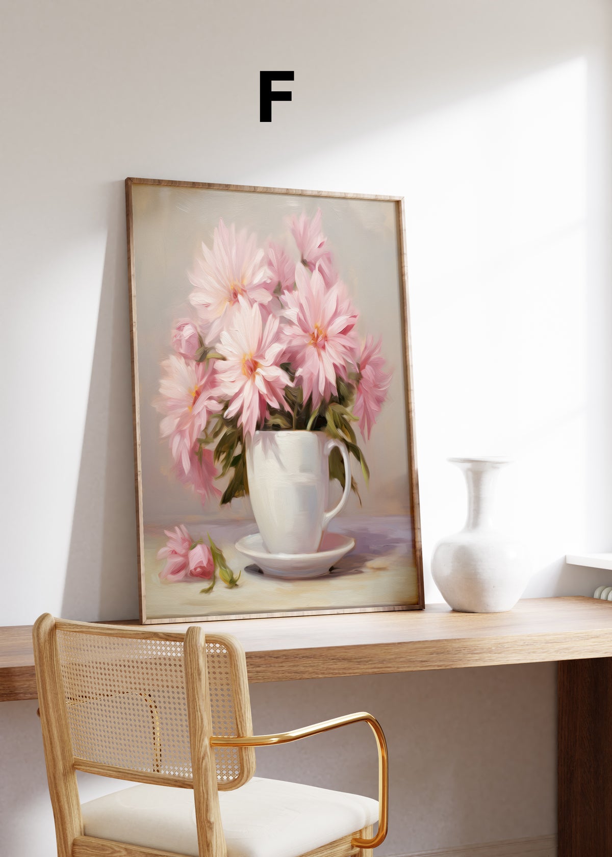 Postermotiv F: Rosa Blüten in einer weißen Tasse auf einer Untertasse. Im Holzrahmen auf einem Schreibtisch.