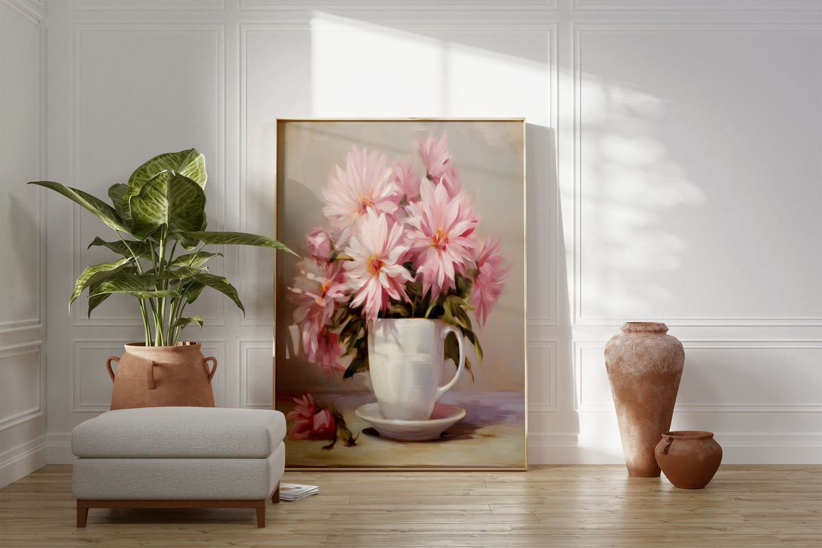Großes gerahmtes Poster an einer hellen Wohnzimmerwand neben Sessel, Pflanze und Vase. Motiv: Rosa Blüten in einer weißen Tasse auf einer Untertasse.