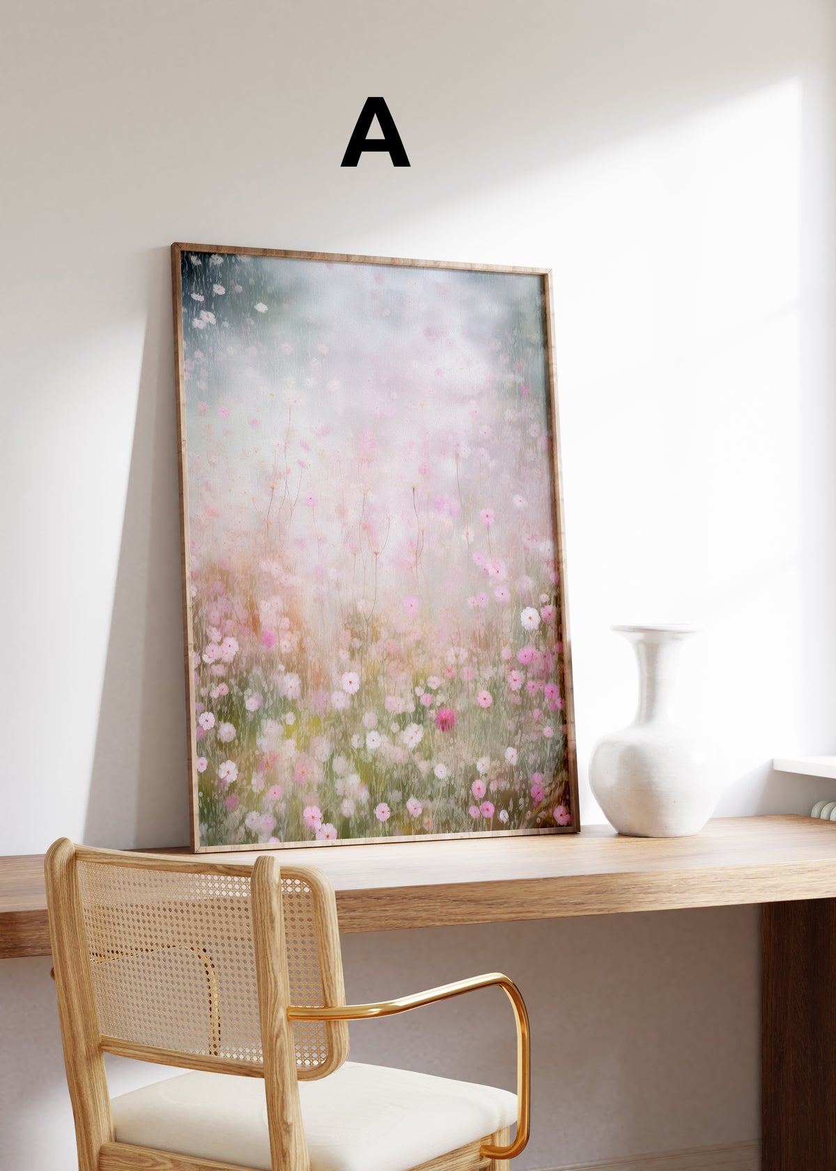 Postermotiv A: Zarte rosa Blumenwiese im hellen Nebel. Im Holzrahmen auf einem Schreibtisch.