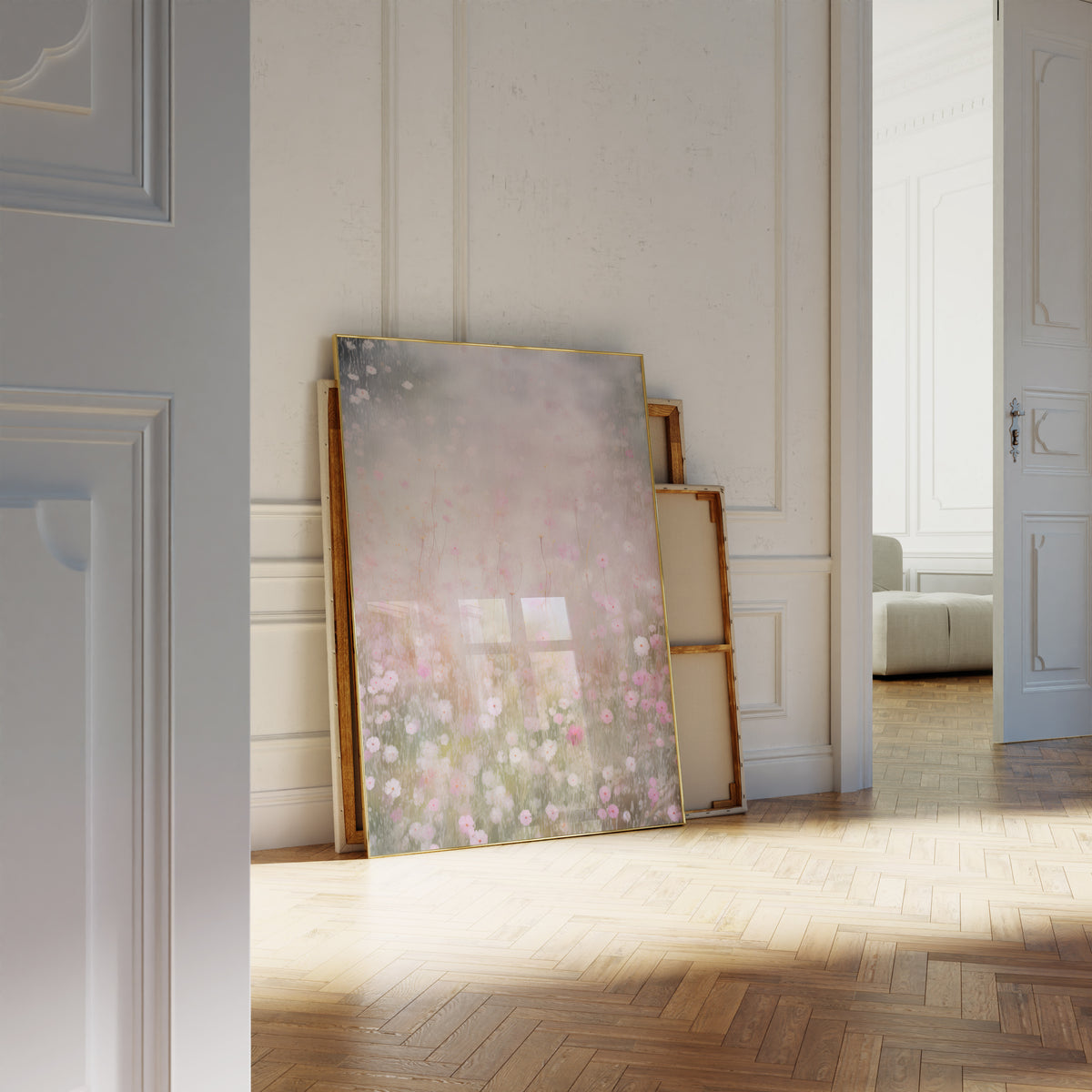 Gerahmtes Poster neben einer großen weißen Vase an einer Wand mit Zierleisten. Motiv: Zarte rosa Blumenwiese im hellen Nebel.