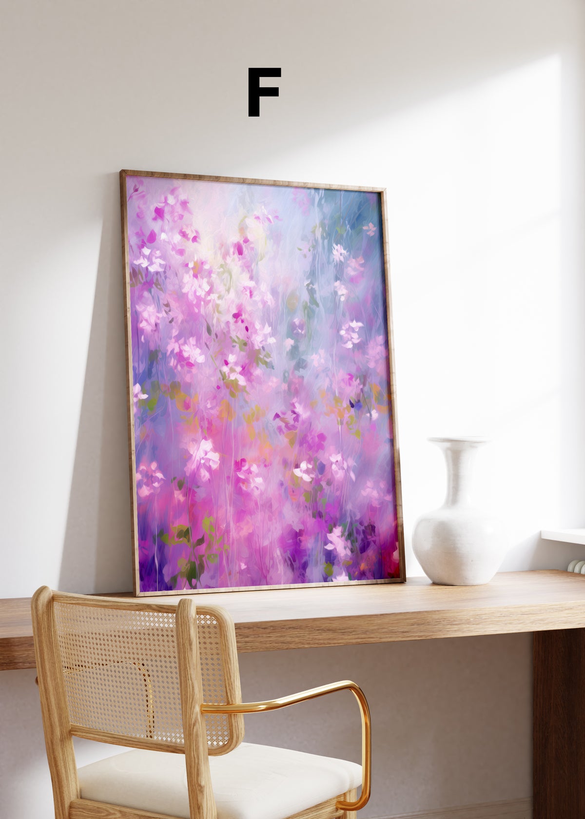 Postermotiv F: Leuchtende rosa und lila Blüten in einer lockeren Malerei. Im Holzrahmen auf einem Schreibtisch.