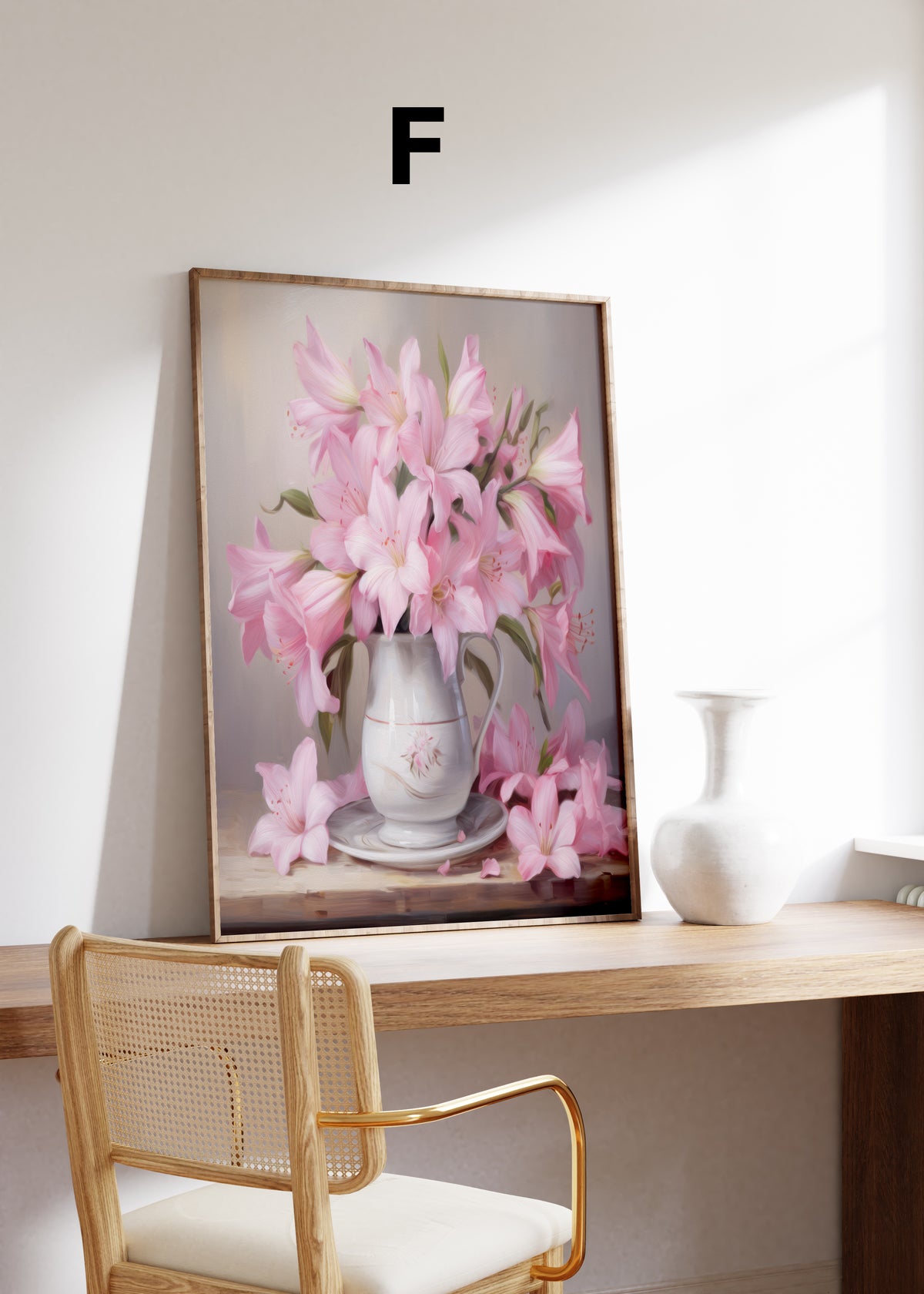 Postermotiv F: Rosa Lilien in einem weißen Krug auf einer Untertasse. Im Holzrahmen auf einem Schreibtisch.
