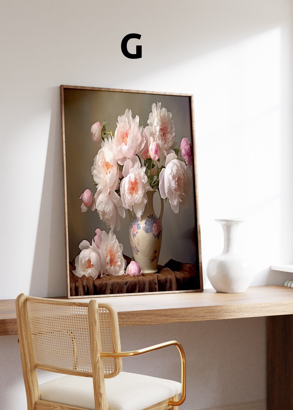 Postermotiv G: Zarte rosa Pfingstrosen in einer dekorativen Vase. Im Holzrahmen auf einem Schreibtisch.