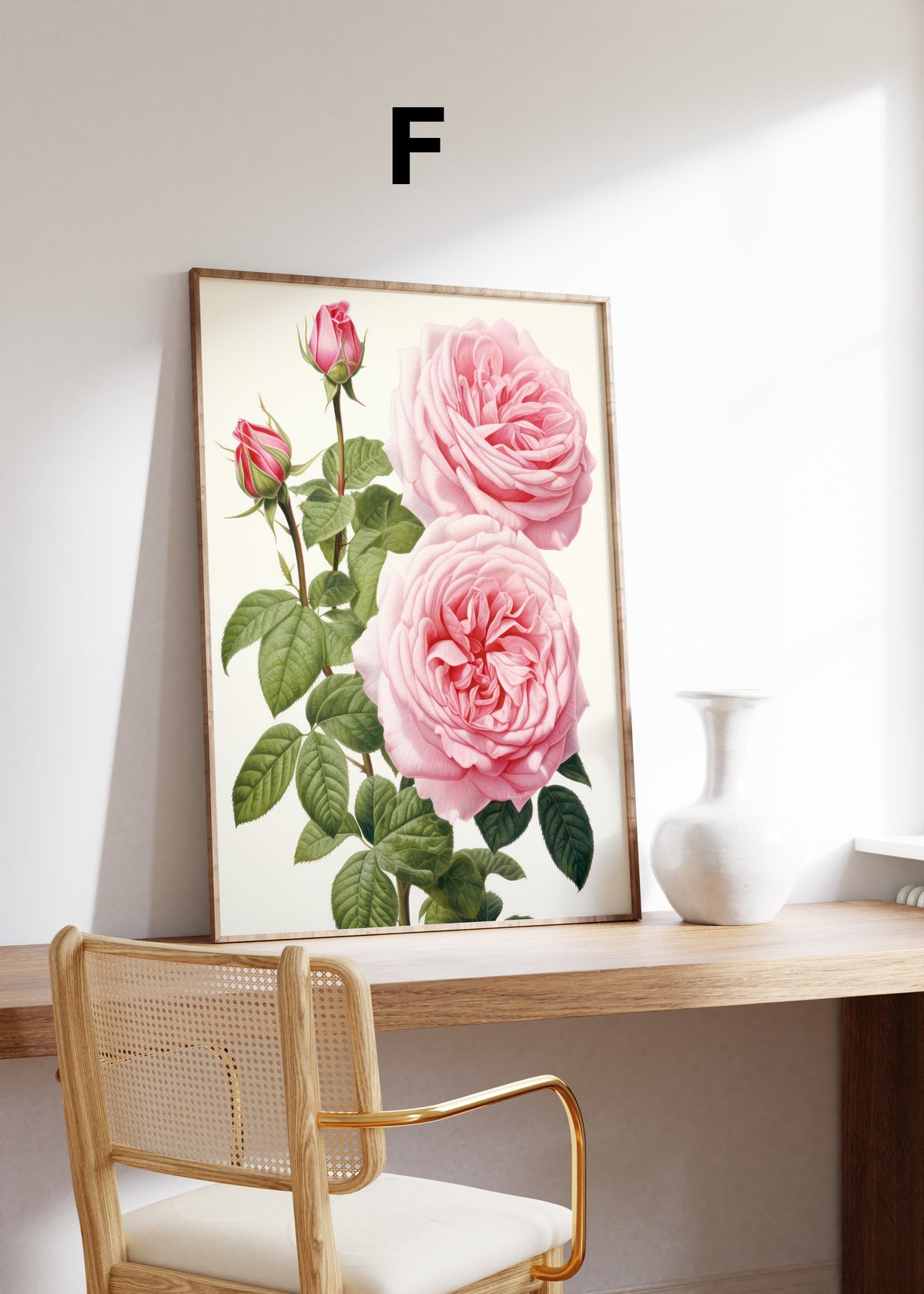 Postermotiv F: Botanische Darstellung rosa Rosen mit Knospen und grünen Blättern. Im Holzrahmen auf einem Schreibtisch.