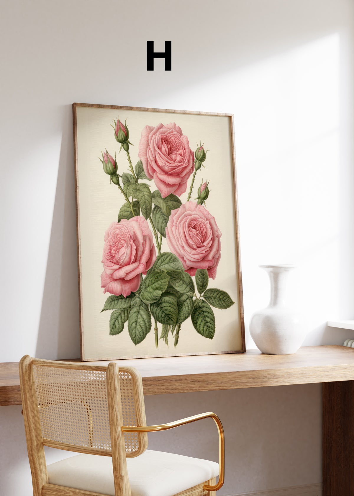Postermotiv H: Rosa Rosen mit Knospen und grünen Blättern im botanischen Stil. Im Holzrahmen auf einem Schreibtisch.