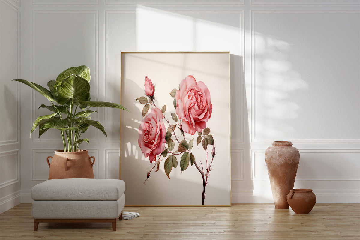 Großes gerahmtes Poster an einer hellen Wohnzimmerwand neben Sessel, Pflanze und Vase. Motiv: Rosa Rosen an einem Zweig mit grünen Blättern vor hellem Hintergrund.