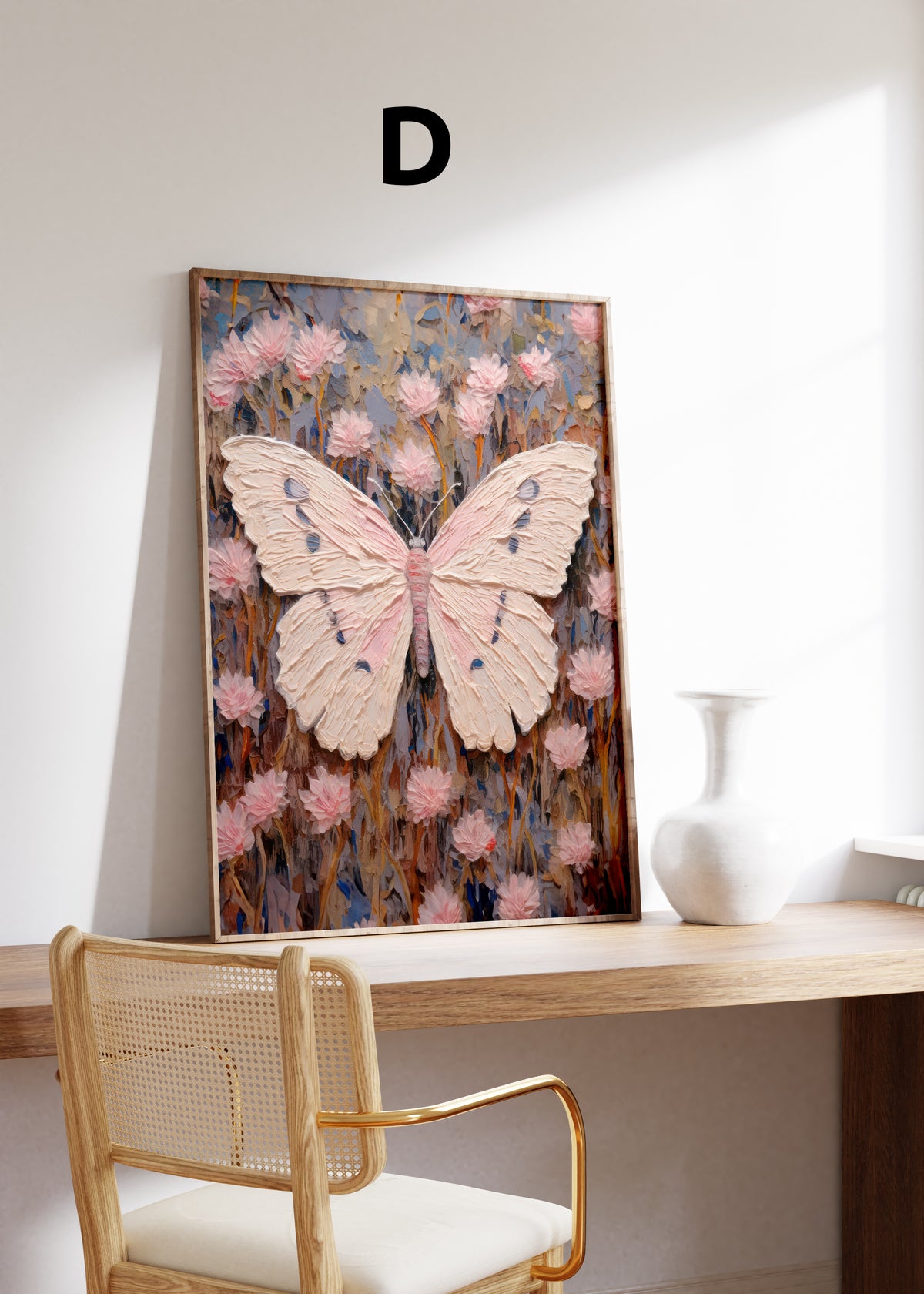 Postermotiv D: Großer rosa Schmetterling zwischen strukturierten rosa Blüten. Im Holzrahmen auf einem Schreibtisch.