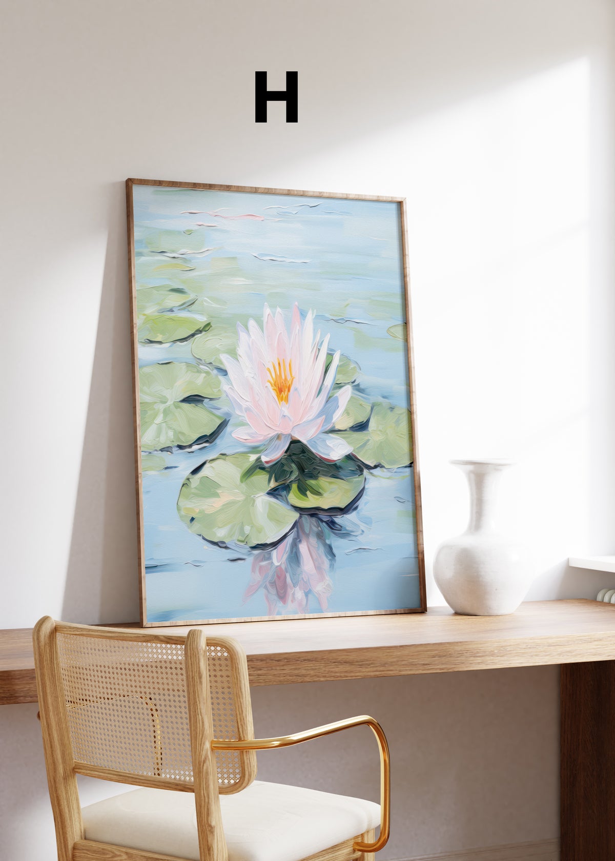 Postermotiv H: Rosa Seerose mit grünen Blättern auf hellblauem Wasser. Im Holzrahmen auf einem Schreibtisch.