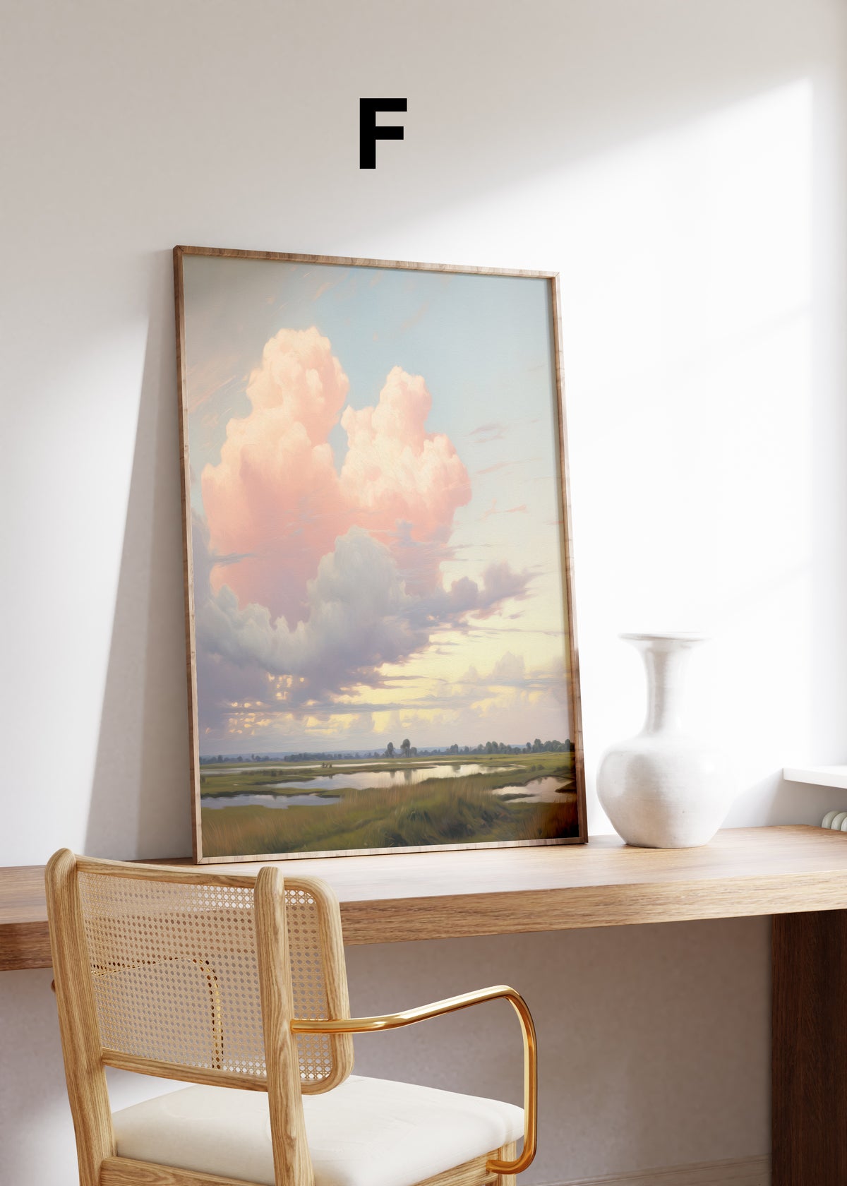 Postermotiv F: Rosa Wolken über einer weiten Flusslandschaft. Im Holzrahmen auf einem Schreibtisch.
