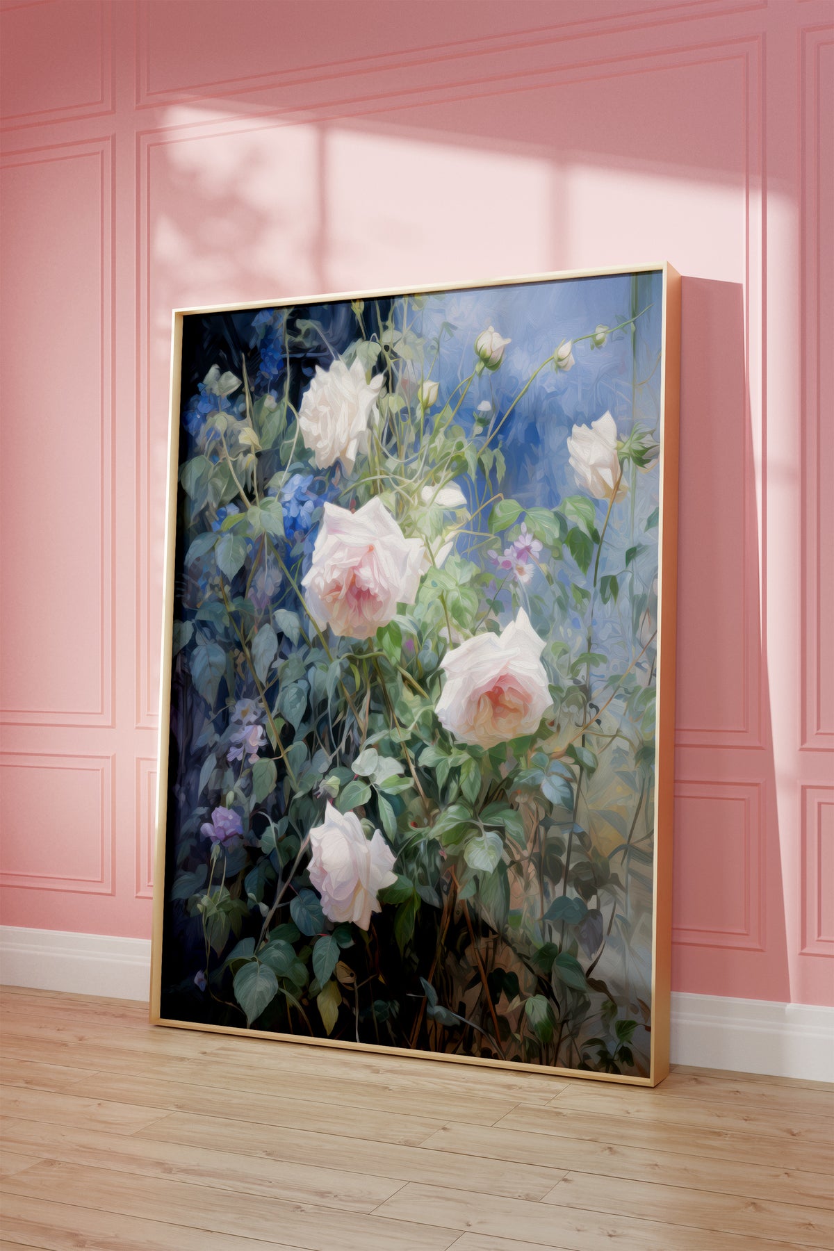 Gerahmtes Poster mit zartrosa Rosen vor einer rosa Wand mit warmen Fensterschatten auf hellem Holzboden.