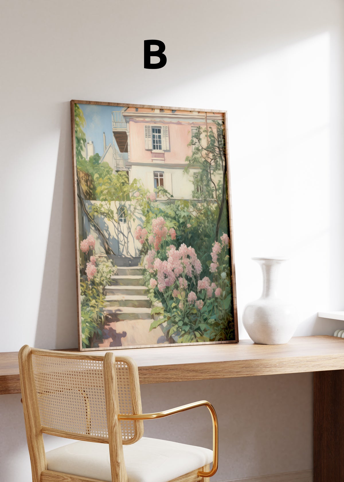 Postermotiv B: Steintreppe mit rosa Blüten vor einem hellen Haus. Im Holzrahmen auf einem Schreibtisch.