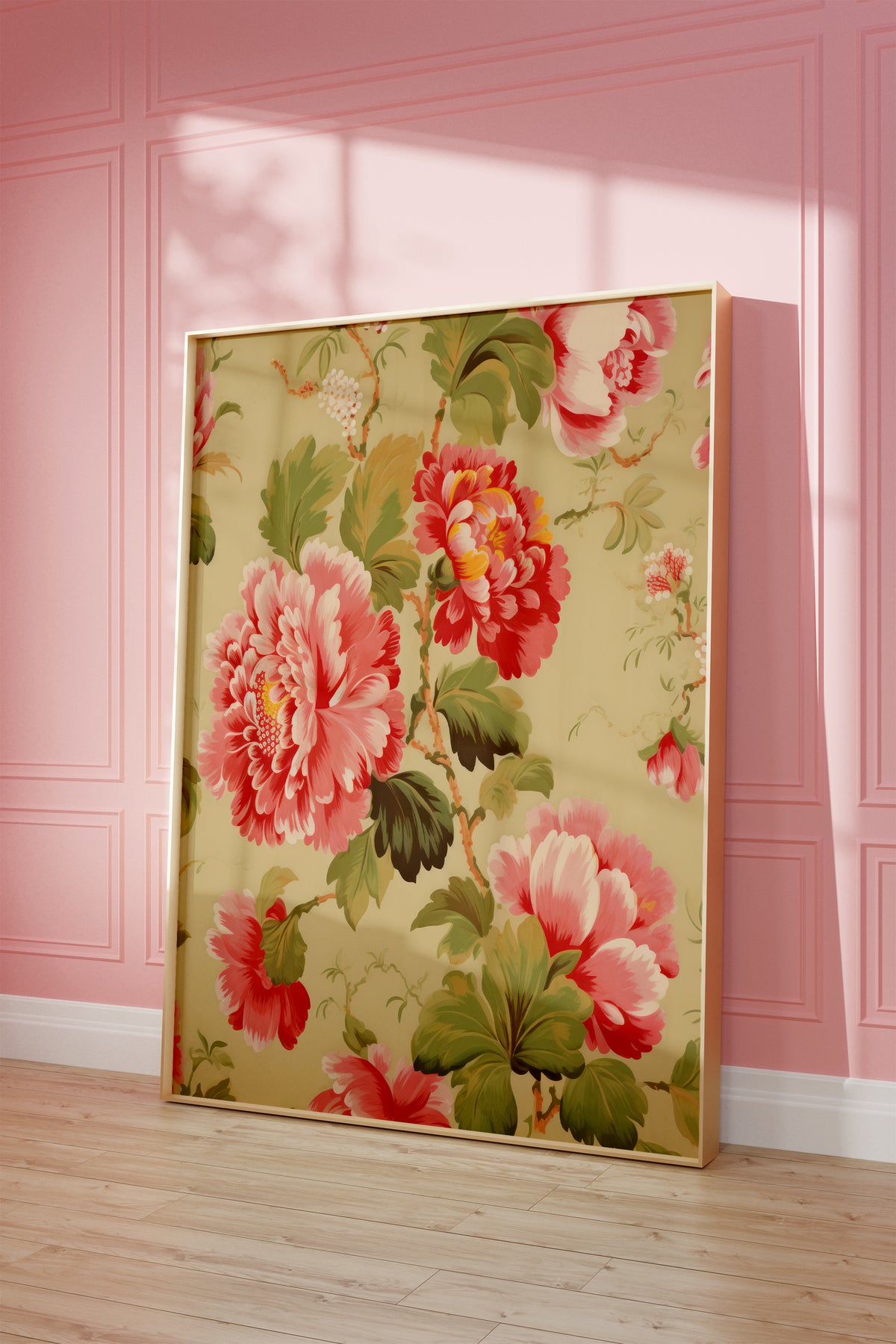 Gerahmtes Poster vor einer rosa Wand mit warmen Fensterschatten. Motiv: Florales Muster mit roten und rosa Pfingstrosen und grünen Blättern.
