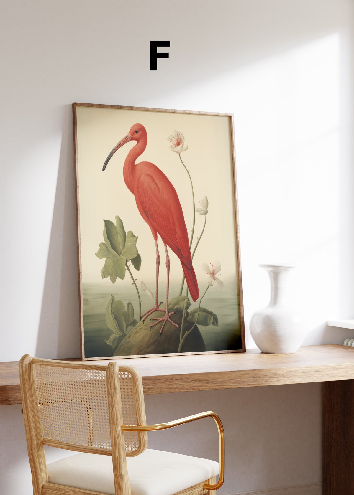 Poster mit einem roten Ibis zwischen grünen Blättern und zarten Blüten auf cremefarbenem Hintergrund, im Holzrahmen – Variante F.