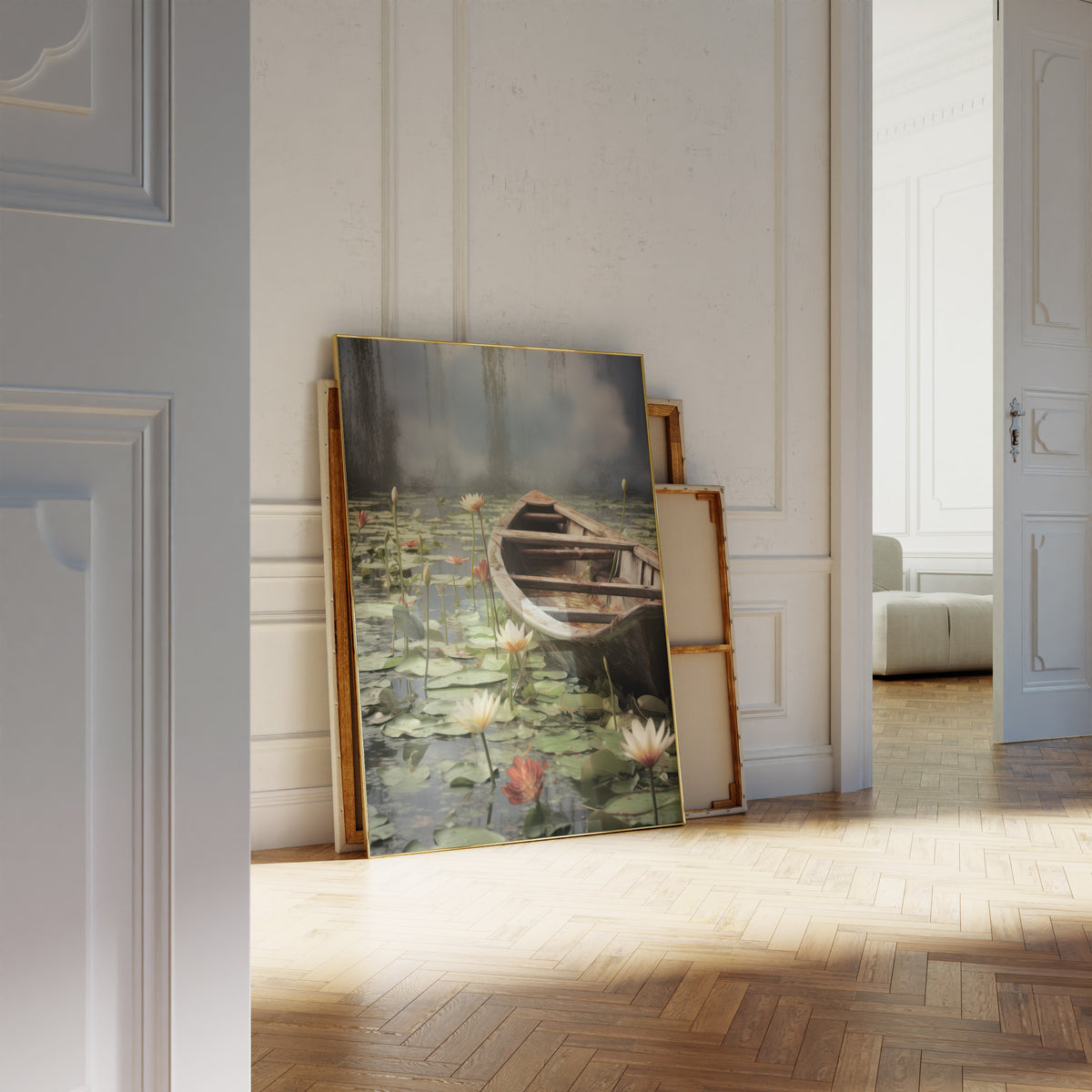Gerahmtes Poster neben einer großen weißen Vase an einer Wand mit Zierleisten. Motiv: Holzruderboot zwischen weißen Seerosen auf einem stillen Teich.