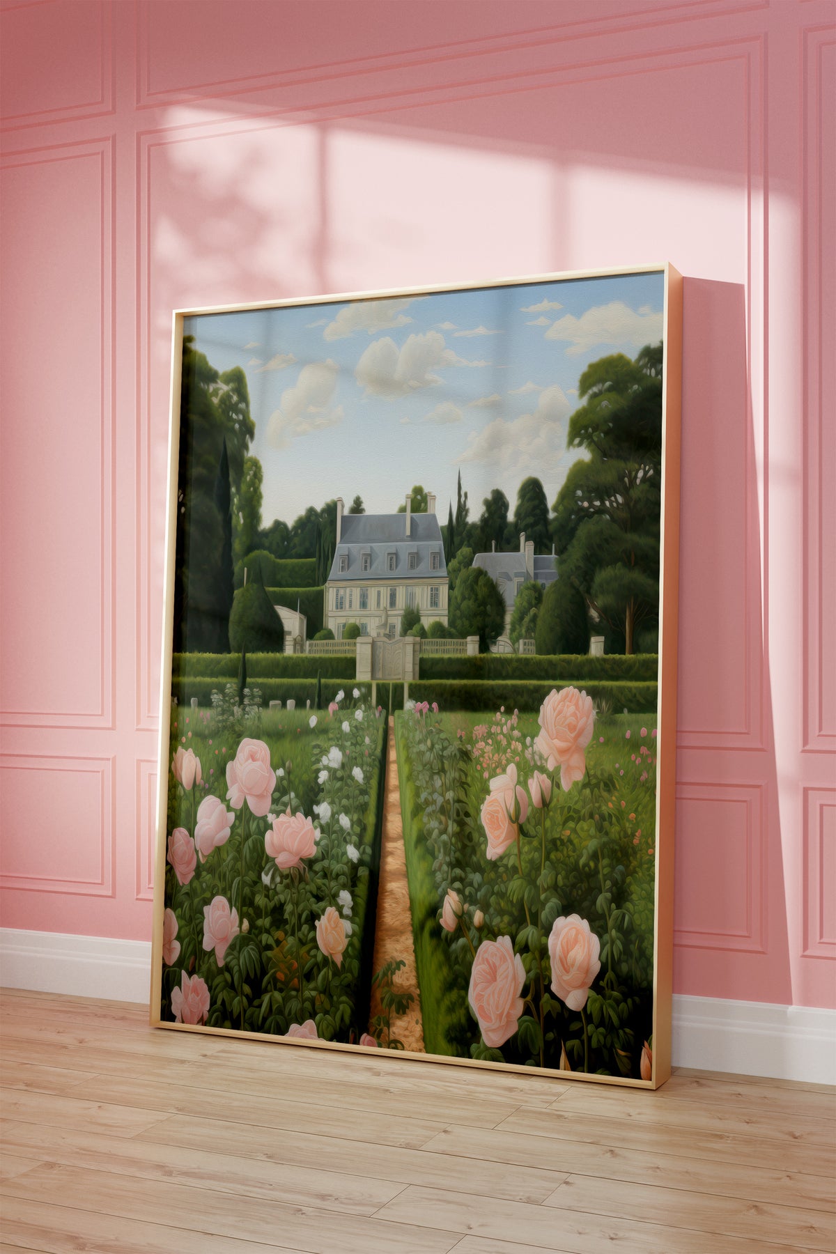 Gerahmtes Poster vor einer rosa Wand mit warmen Fensterschatten. Motiv: Symmetrischer Rosengarten vor einem hellen Schloss.