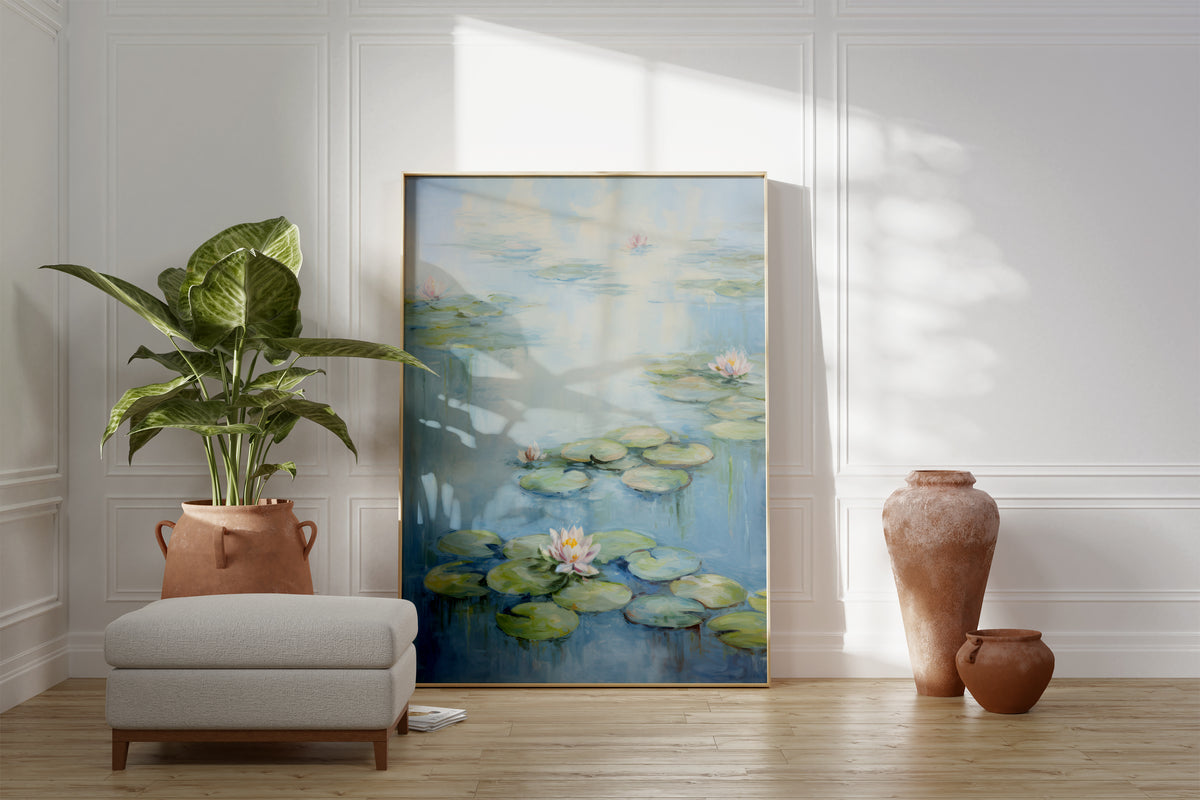 Großes gerahmtes Seerosenposter, an eine helle Wohnzimmerwand gelehnt, neben einem Sessel, einer Pflanze und einer Vase.