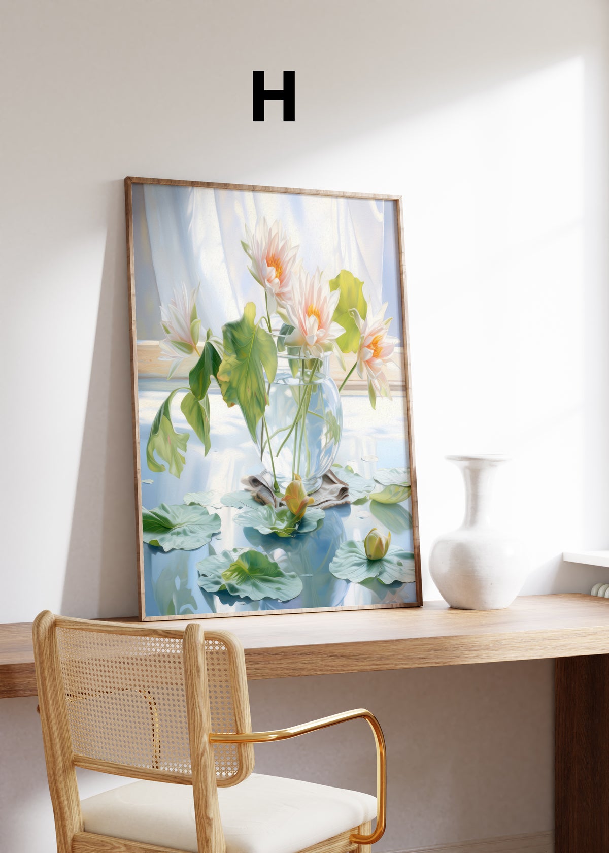 Postermotiv H: Rosa Seerosen in einer Glasvase neben grünen Blättern am hellen Fenster. Im Holzrahmen auf einem Schreibtisch.