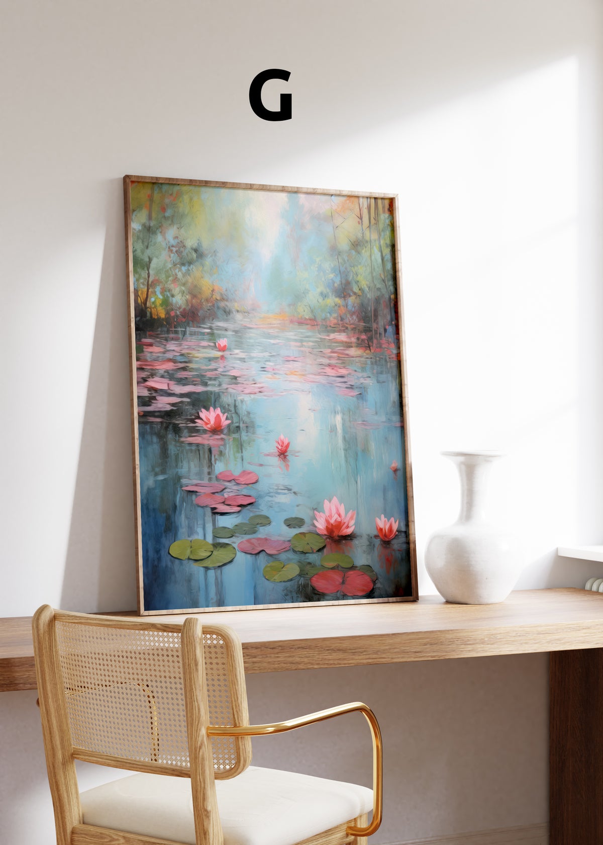 Postermotiv G: Rosa Seerosen auf einem Teich mit Spiegelungen in Pastellfarben. Im Holzrahmen auf einem Schreibtisch.