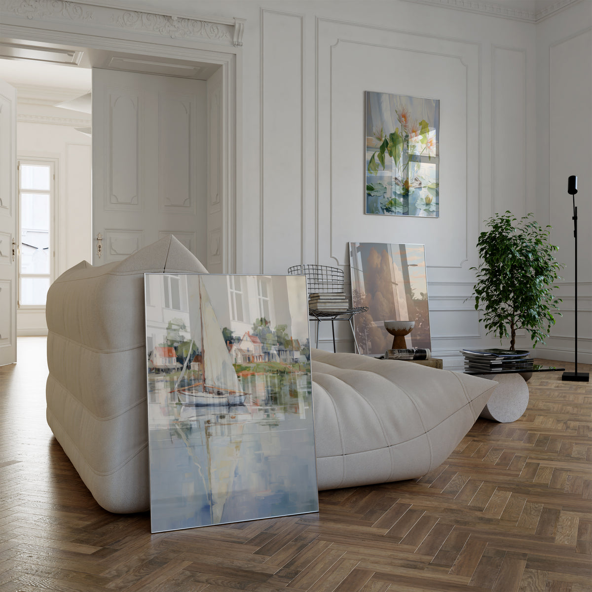 Poster in einem hellen Wohnzimmer mit weißem Sofa. Motive: Segelboot mit weißem Segel vor kleinen Häusern am Wasser; Rosa Seerosen in einer Glasvase neben grünen Blättern am hellen Fenster; Große weiche Wolken in Rosa und Creme über einem ruhigen Horizont.