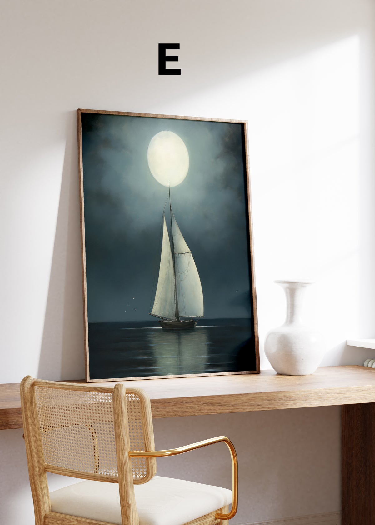 Postermotiv E: Segelboot auf dunklem Wasser unter einem großen Vollmond. Im Holzrahmen auf einem Schreibtisch.