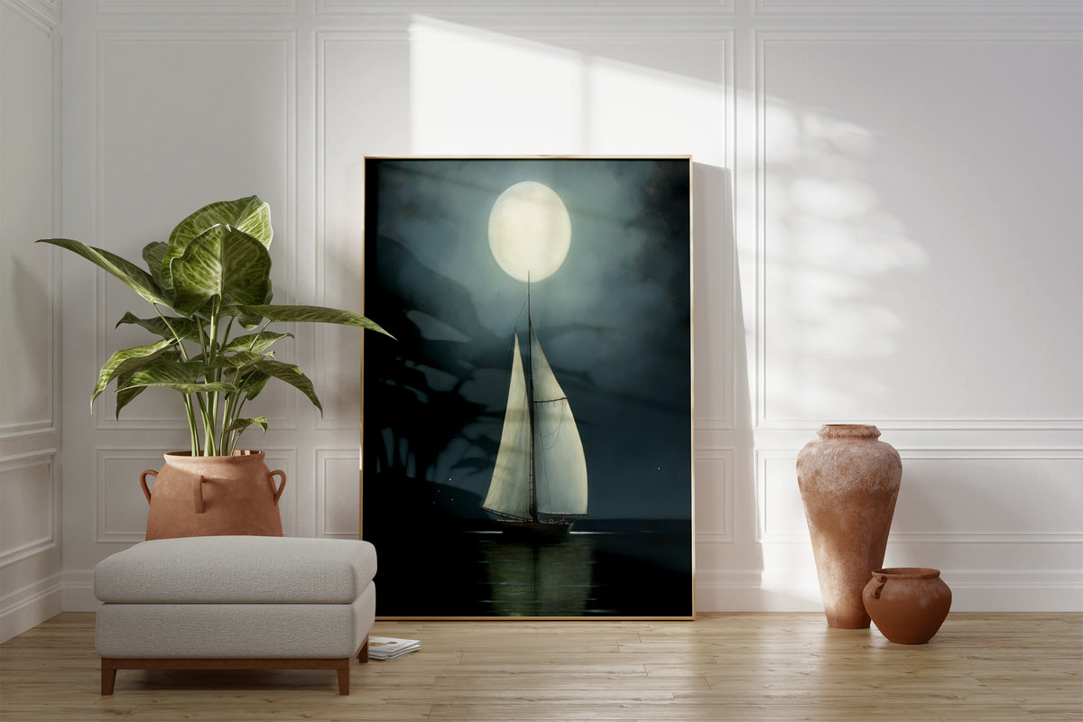 Großes gerahmtes Poster an einer hellen Wohnzimmerwand neben Sessel, Pflanze und Vase. Motiv: Segelboot auf dunklem Wasser unter einem großen Vollmond.