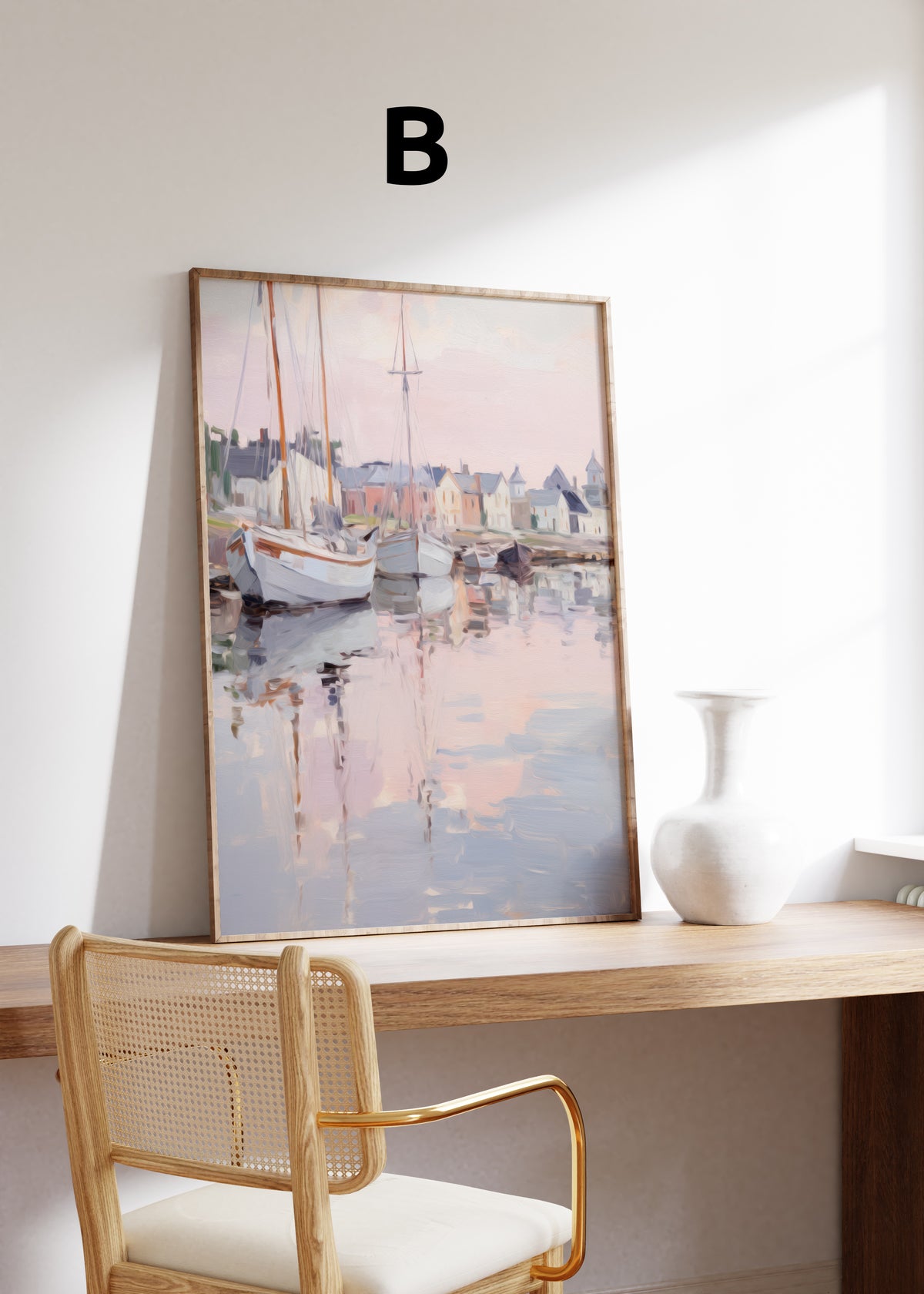 Poster mit Segelbooten in einem Hafen, pastellfarbenen Häusern und Spiegelungen im Wasser, im Holzrahmen – Variante B.