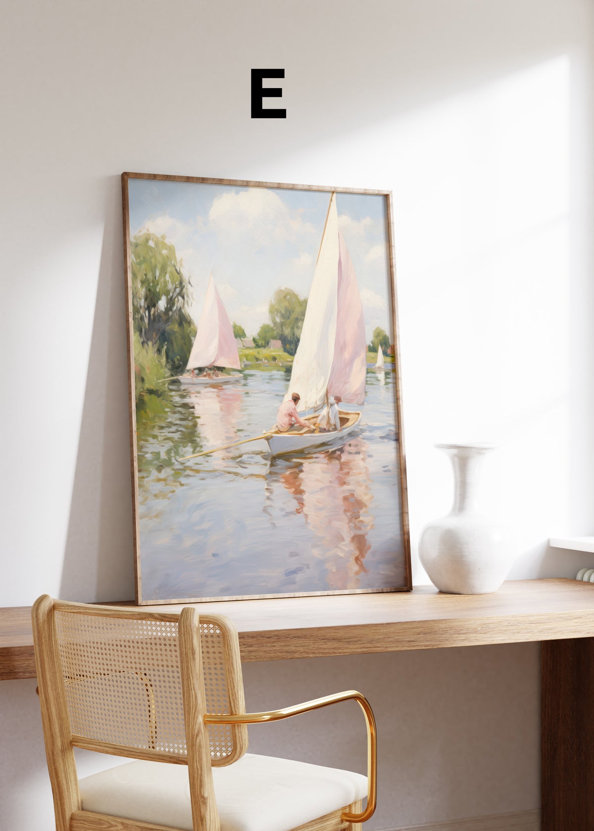 Postermotiv E: Zwei Segelboote mit hellen Segeln auf einem sommerlichen Fluss. Im Holzrahmen auf einem Schreibtisch.