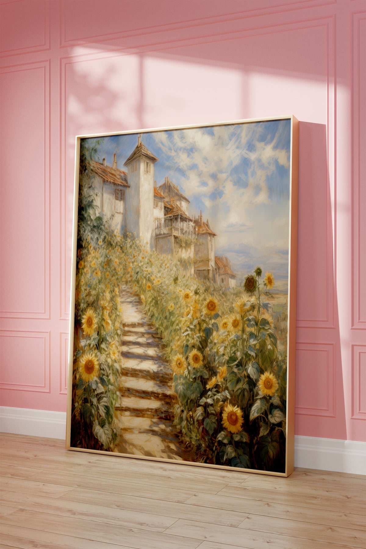 Gerahmtes Poster vor einer rosa Wand mit warmen Fensterschatten. Motiv: Steintreppe zwischen Sonnenblumen zu einem hellen Landhaus.