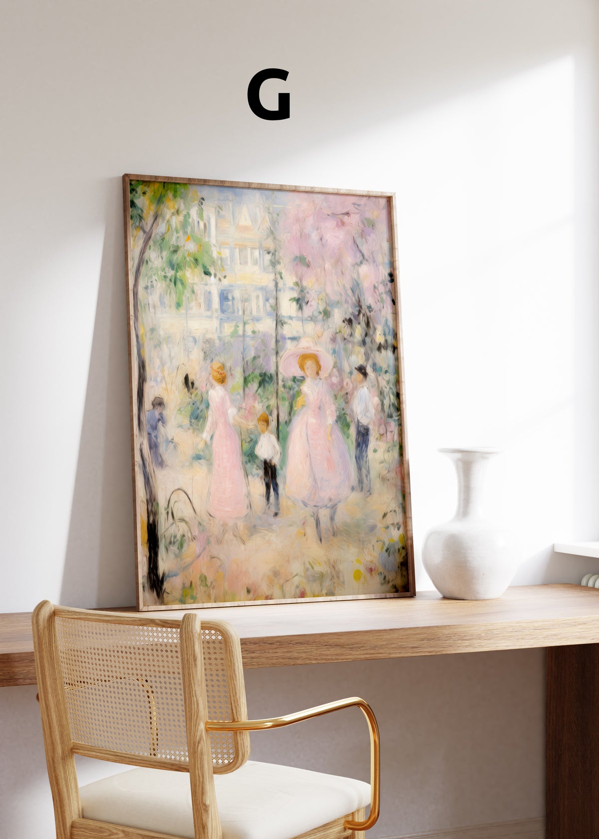Postermotiv G: Frauen und Kinder beim Spaziergang unter rosa blühenden Bäumen. Im Holzrahmen auf einem Schreibtisch.